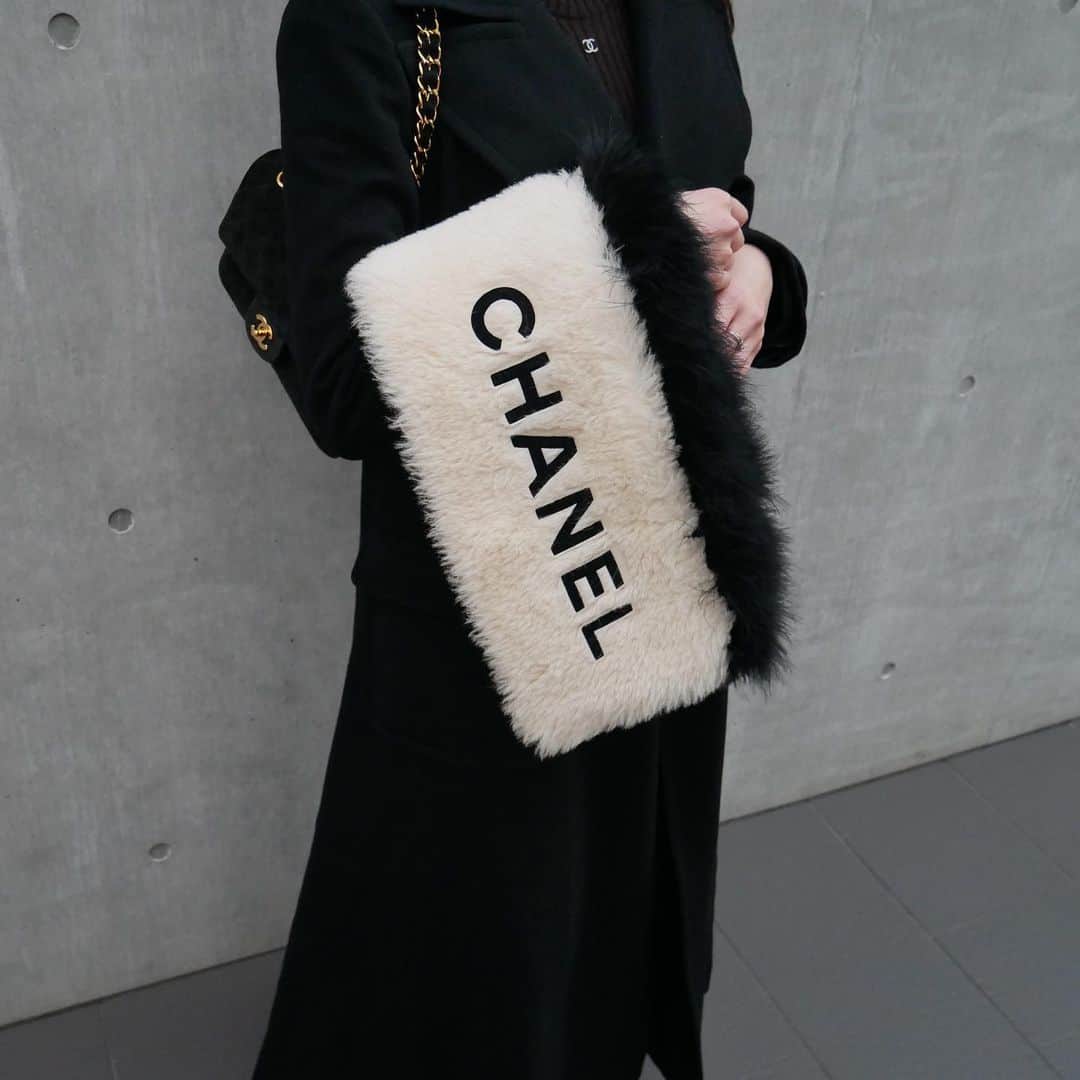 Vintage Brand Boutique AMOREさんのインスタグラム写真 - (Vintage Brand Boutique AMOREInstagram)「Chanel Vintage Alpaca Fur Scarf🤍  🔍On website search for AO26438  ✈️Free Shipping Worldwide 📩DM for more info and pricing ➡️info@amorevintagetokyo.com   #vintagechanel #chanelvintage」11月13日 17時05分 - amore_tokyo