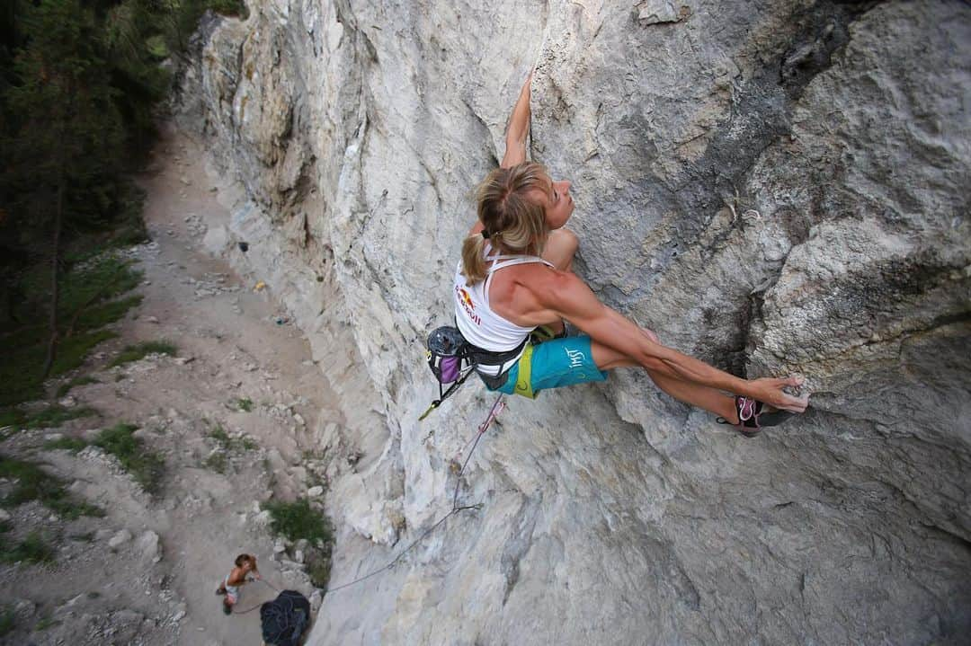 アンジェラ・アイターさんのインスタグラム写真 - (アンジェラ・アイターInstagram)「I started climbing in the late 90‘s and over the time I realised that height does matter in our sport. At size 5“05 or 1,54m I am much shorter than average which is alledged to be around 5“77 (=1,76 m). Some moves are totally out of my reach. However, in a few moves my small size came in handy because taller climbers get unpleasantly scrunched there.  • In climbing, there doesn’t exist a „one-route-fits-everyone“ concept. Being too short can be harmful or helpful.  • 📸 @bernieruech //: Nassereith,2015 #verleihtflügel @ferienregionimst @lasportivagram @team_edelrid」11月13日 17時09分 - angyeiter