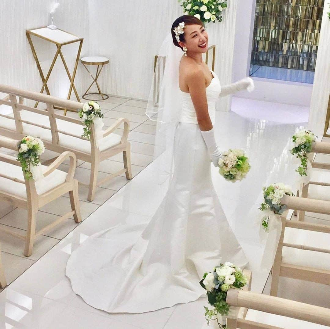 【公式】小さな結婚式さんのインスタグラム写真 - (【公式】小さな結婚式Instagram)「@petit.wedding をフォローしてね♩ #小さな結婚式 をつけてのお写真投稿も大歓迎です♡ こちらの公式IGでリグラムさせていただきます＊ . こちらのお写真は、 >>@koshimuraeri さまから リグラムさせていただきました！ 素敵なお写真をありがとうございます˚✧ . ショートヘアにマーメイドドレスが とってもお洒落な花嫁さま＊ 丸いフォルムのラウンドブーケが 可愛らしさをプラスしてくれます♡ . ——————— #小さな結婚式 #petitwedding #ラヴィファクトリー #前撮り #結婚式 #プレ花嫁  #アットホーム #少人数 #家族婚 #少人数結婚式 #ウェディング #wedding #bridal #weddingdress #花嫁 #挙式 #結婚式準備 #式場探し #日本中のプレ花嫁さまと繋がりたい #ウェディングドレス #結婚準備 #花嫁コーディネート #チャペル #入場シーン #花嫁ヘア #ウェディングフォト #マーメイドライン #ショート花嫁 #ラウンドブーケ」11月13日 17時14分 - petit.wedding