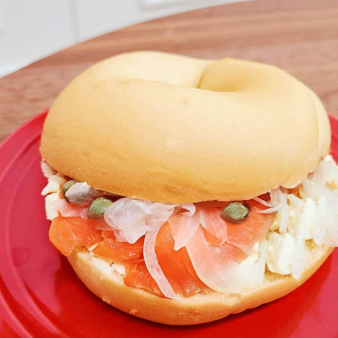 りんごちゃんさんのインスタグラム写真 - (りんごちゃんInstagram)「至福の時間🧀💕  #bagelandbagel ☆スモークサーモン&クリームチーズ  #モミトイ ☆チーズフォームアップルシナモンティ  #フジパンストアー ☆チーズフォンデュ  #momiandtoys ☆キャラメルチーズアップルパイ  #銀座コージーコーナー ☆プチセレクション〜チーズ〜(9個⼊) ☆とろけるバスクチーズ ☆濃厚レアチーズ ☆濃厚ベイクドチーズケーキ ☆フォンダンチーズシフォン ☆⽣チーズパイ ☆チーズケーキ  #すべてにkiriの #濃厚で優しい味の #チーズがふんだんに #感じて幸せMAX!!!  #りんごちゃん的には‥ #どれを食べても #間違いなしっ♡ #これホント🤭  #キリスマイルコラボレーション2020 #キリクリームチーズ #銀座コージーコーナー #bagelandbagel#パリクロアッサン #momiandtoys#モミトイ#kiri#PR」11月13日 17時25分 - ringochan_0626