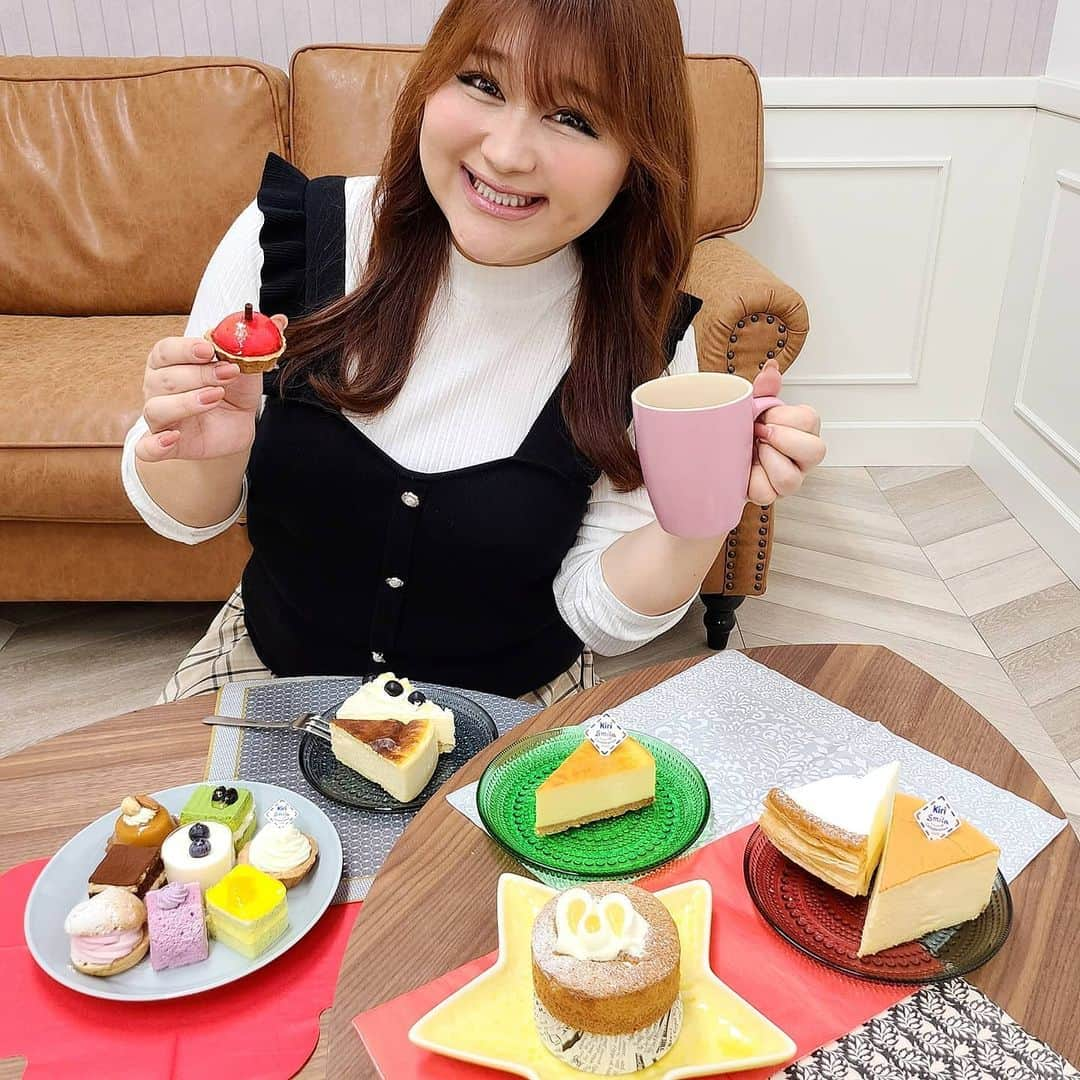 りんごちゃんさんのインスタグラム写真 - (りんごちゃんInstagram)「至福の時間🧀💕  #bagelandbagel ☆スモークサーモン&クリームチーズ  #モミトイ ☆チーズフォームアップルシナモンティ  #フジパンストアー ☆チーズフォンデュ  #momiandtoys ☆キャラメルチーズアップルパイ  #銀座コージーコーナー ☆プチセレクション〜チーズ〜(9個⼊) ☆とろけるバスクチーズ ☆濃厚レアチーズ ☆濃厚ベイクドチーズケーキ ☆フォンダンチーズシフォン ☆⽣チーズパイ ☆チーズケーキ  #すべてにkiriの #濃厚で優しい味の #チーズがふんだんに #感じて幸せMAX!!!  #りんごちゃん的には‥ #どれを食べても #間違いなしっ♡ #これホント🤭  #キリスマイルコラボレーション2020 #キリクリームチーズ #銀座コージーコーナー #bagelandbagel#パリクロアッサン #momiandtoys#モミトイ#kiri#PR」11月13日 17時25分 - ringochan_0626