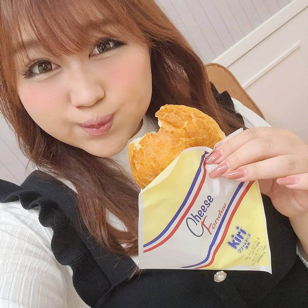 りんごちゃんさんのインスタグラム写真 - (りんごちゃんInstagram)「至福の時間🧀💕  #bagelandbagel ☆スモークサーモン&クリームチーズ  #モミトイ ☆チーズフォームアップルシナモンティ  #フジパンストアー ☆チーズフォンデュ  #momiandtoys ☆キャラメルチーズアップルパイ  #銀座コージーコーナー ☆プチセレクション〜チーズ〜(9個⼊) ☆とろけるバスクチーズ ☆濃厚レアチーズ ☆濃厚ベイクドチーズケーキ ☆フォンダンチーズシフォン ☆⽣チーズパイ ☆チーズケーキ  #すべてにkiriの #濃厚で優しい味の #チーズがふんだんに #感じて幸せMAX!!!  #りんごちゃん的には‥ #どれを食べても #間違いなしっ♡ #これホント🤭  #キリスマイルコラボレーション2020 #キリクリームチーズ #銀座コージーコーナー #bagelandbagel#パリクロアッサン #momiandtoys#モミトイ#kiri#PR」11月13日 17時25分 - ringochan_0626