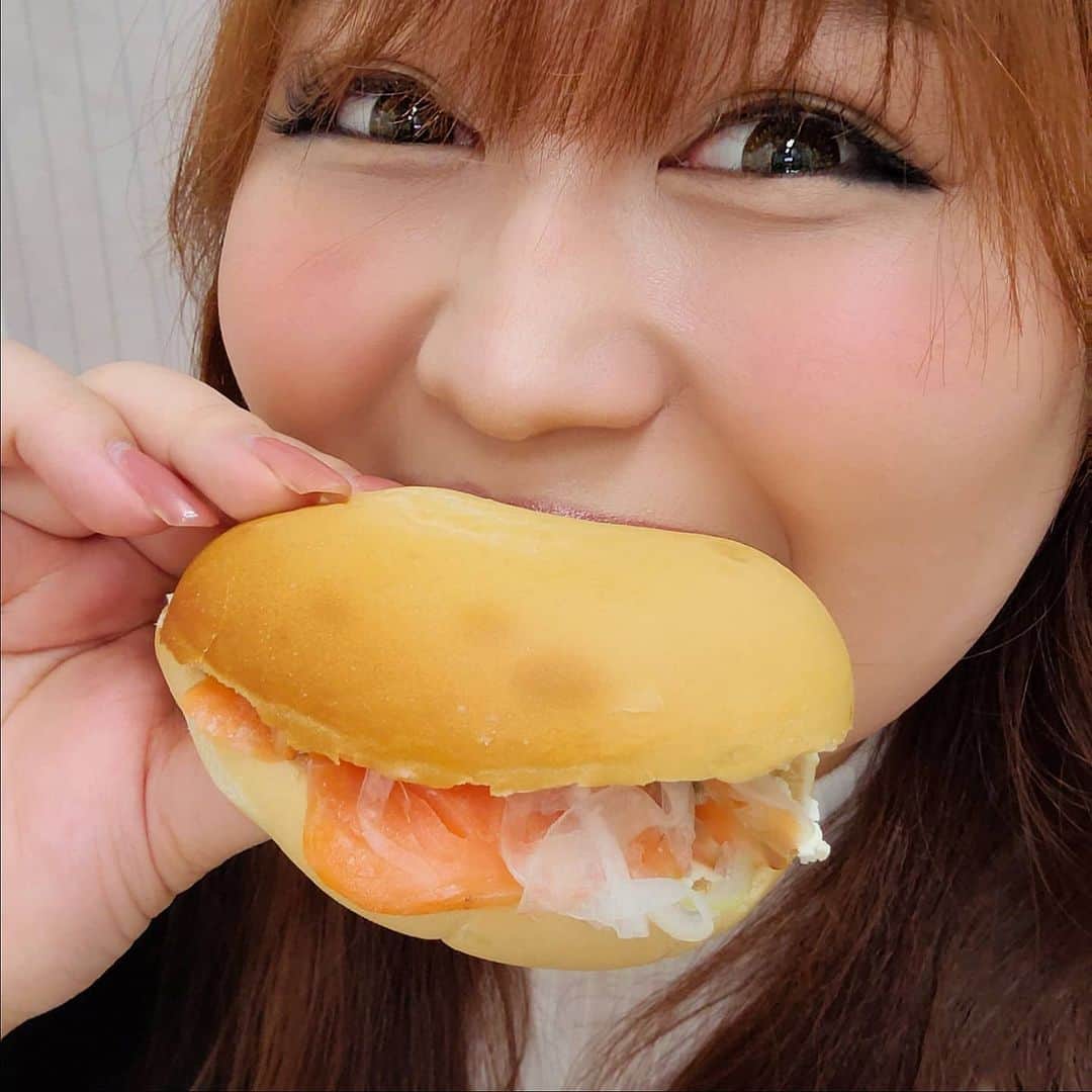 りんごちゃんさんのインスタグラム写真 - (りんごちゃんInstagram)「至福の時間🧀💕  #bagelandbagel ☆スモークサーモン&クリームチーズ  #モミトイ ☆チーズフォームアップルシナモンティ  #フジパンストアー ☆チーズフォンデュ  #momiandtoys ☆キャラメルチーズアップルパイ  #銀座コージーコーナー ☆プチセレクション〜チーズ〜(9個⼊) ☆とろけるバスクチーズ ☆濃厚レアチーズ ☆濃厚ベイクドチーズケーキ ☆フォンダンチーズシフォン ☆⽣チーズパイ ☆チーズケーキ  #すべてにkiriの #濃厚で優しい味の #チーズがふんだんに #感じて幸せMAX!!!  #りんごちゃん的には‥ #どれを食べても #間違いなしっ♡ #これホント🤭  #キリスマイルコラボレーション2020 #キリクリームチーズ #銀座コージーコーナー #bagelandbagel#パリクロアッサン #momiandtoys#モミトイ#kiri#PR」11月13日 17時25分 - ringochan_0626