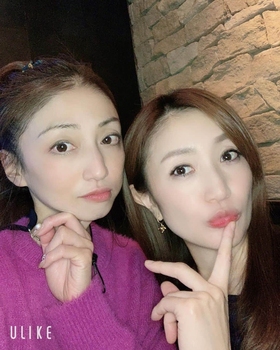 のインスタグラム：「@honukami0514  恵比寿のHONUさん1周年おめでとうございます🎈🍾🎉🍾 こちらもお祝いに来れました！ かみくんありがとう😊 また行きますねー！ 写真は女優カメラで楽しむ私と美央ママ❤️ @ami_nakagawa_  @mio.gray  #中川愛海 #一日一回カンパイ #私たち女優ですから」