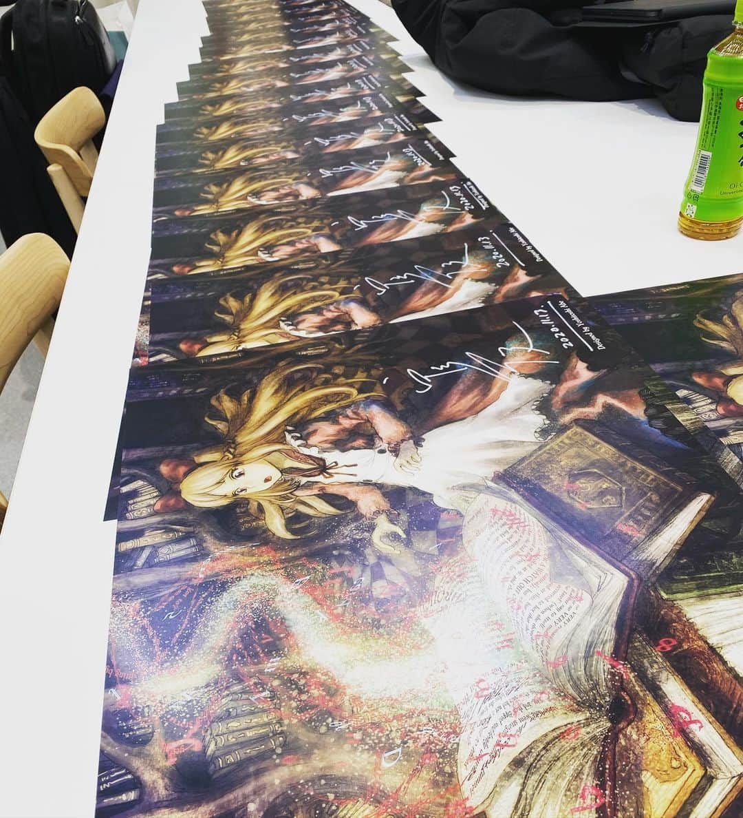安倍吉俊のインスタグラム：「モリサワさんとセルシスさんのイベント会場です。ポスターにサイン入れてます」