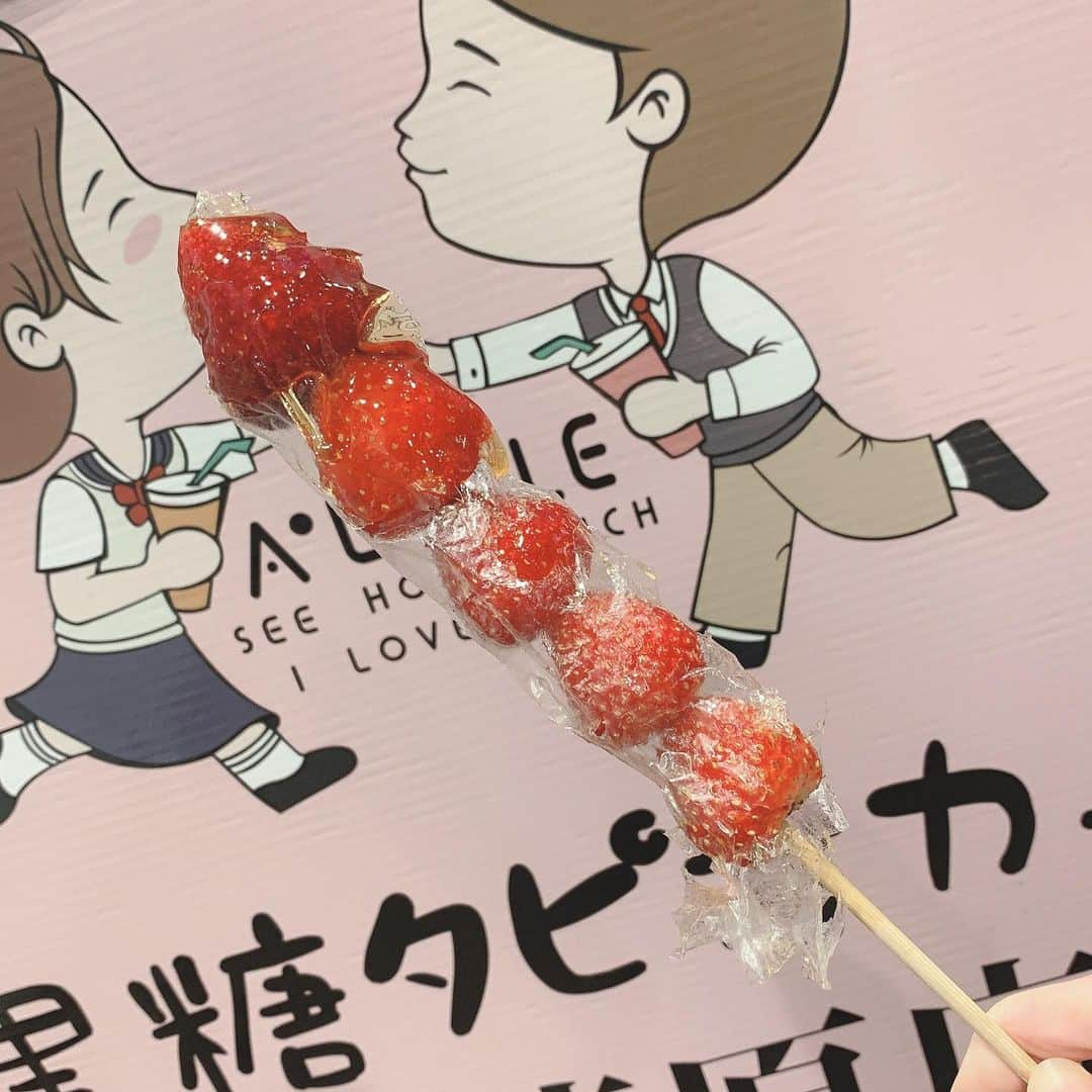 空野青空さんのインスタグラム写真 - (空野青空Instagram)「いちごあめ。お久しぶりにGET🍓 オブラートに包まれている珍しい子でした🤱ごっつぁんです！！！！！  #いちごあめ #いちご飴 #イチゴ飴 #ALittle #アリトル #秋葉原 #タピオカ #専門店 #ファインダー越しの私の世界 #akihabara #akiba #japan #女子力 #デザート #オブラート」11月13日 17時33分 - ao__sky