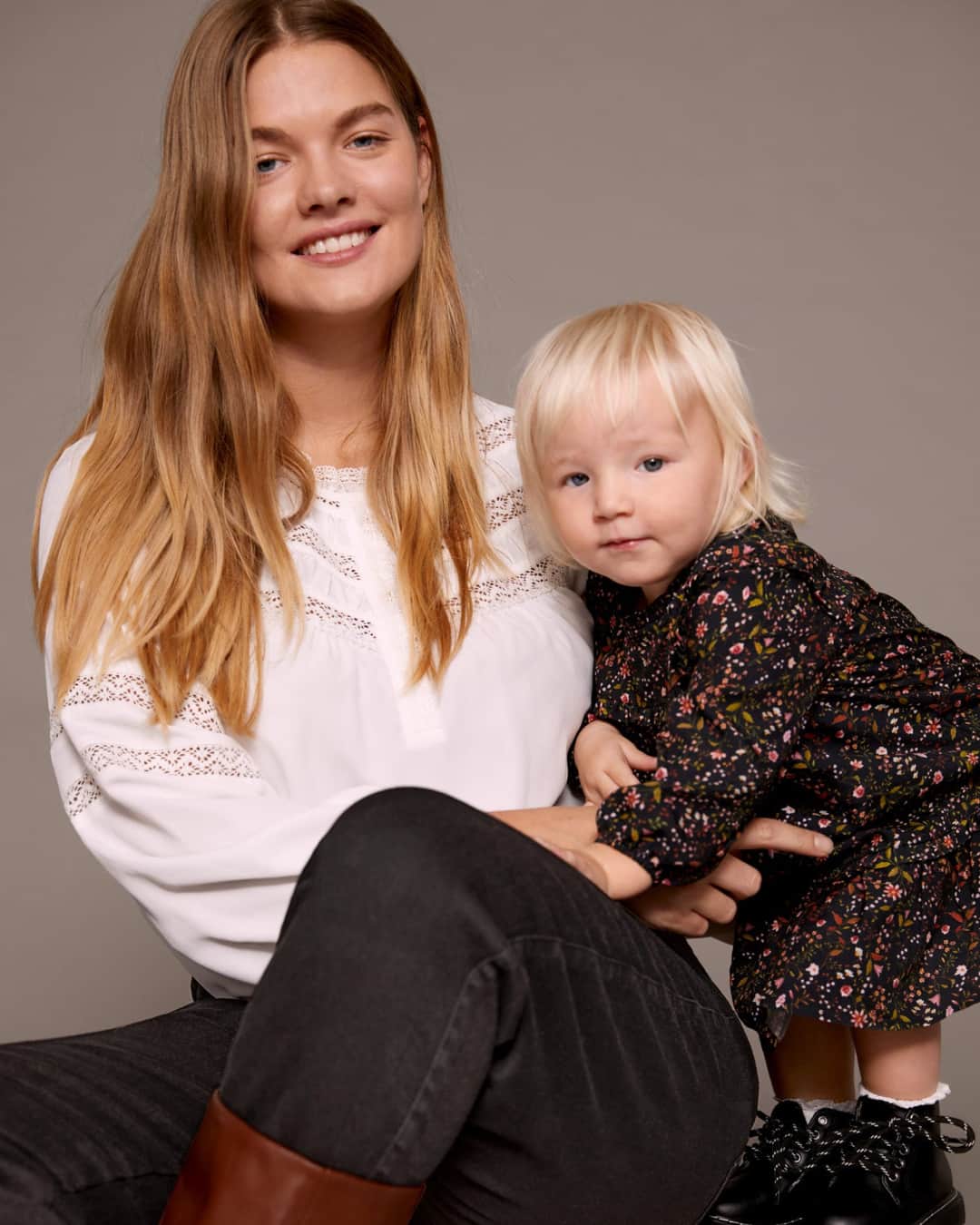 MANGOさんのインスタグラム写真 - (MANGOInstagram)「GIFT GUIDE • It’s time to start looking for the perfect gift! @christinesofiej and her daughter Bobbie have already found it in our special selection. Discover it at mango.com⁣ #MangoCollection #MangoKids」11月13日 17時27分 - mango