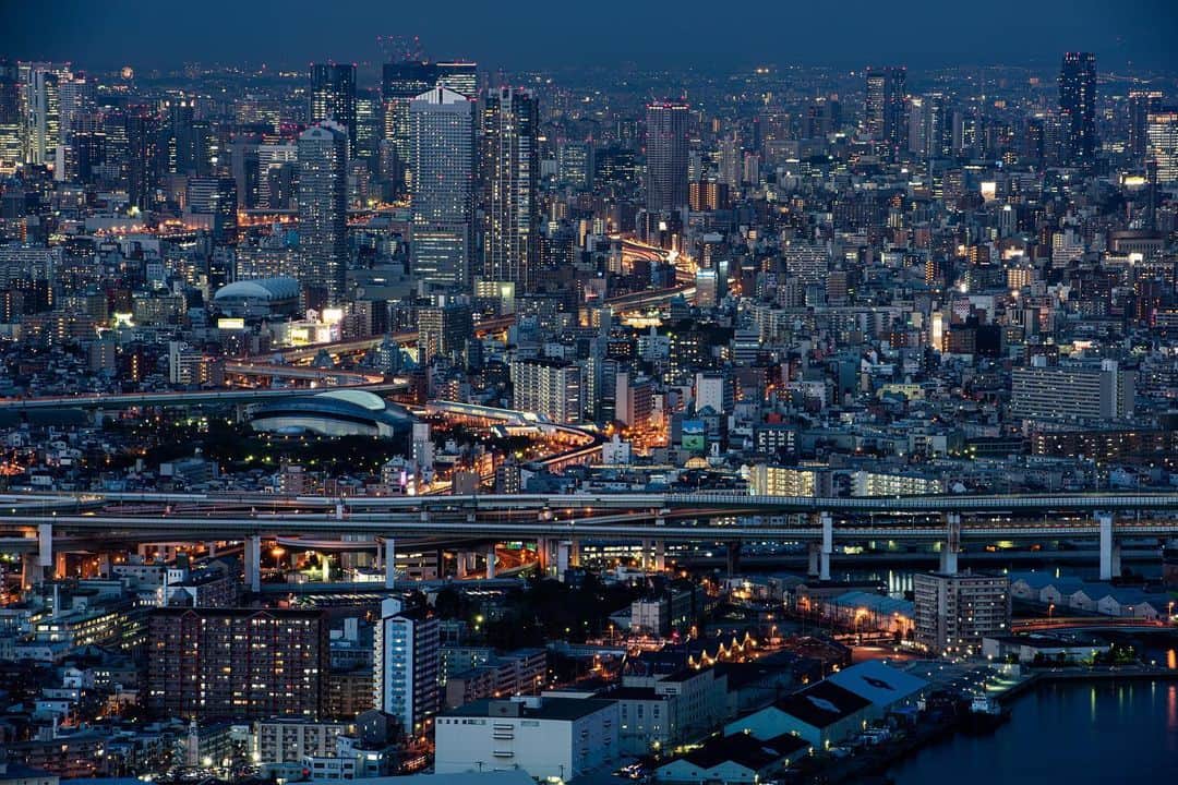 関西電力株式会社さんのインスタグラム写真 - (関西電力株式会社Instagram)「＼展望台から楽しむ大阪夜景🌃／ 今回は、さきしまコスモタワー展望台から撮影した大阪市内の夜景をご紹介✨ よくよく見ると、京セラドーム大阪などの建物を確認することができますよ🎶みなさんは見つけられましたか？🏟 . ※写真は過去に撮影したものです --------------- 《投稿をご覧の皆さまへ》 関西電力Instagramでは、関西地方の灯、あたたかみのある風景のお届けを通して、皆さまの心に灯りがともるような癒しをお届けしてまいります。 外出の際は引き続き感染予防の徹底を心がけましょう。 --------------- . #日本の風景 #夜景 #ライトアップ #夜景ら部 #japan_night_view #夜景撮影 #夜景が綺麗 #夜景倶楽部 #100万ドルの夜景 #夜景好き #大阪 #関西カメラ部 #展望台　 #大阪夜景 #コスモタワー #loves_united_japan #ダレカニミセタイケシキ #bestphoto_japan #灯 #ptk_japan #絶景delic #日本の絶景 #絶景辞典 #貴重な体験 #景色最高 #tripgramjp #best_expression_night #あえてシェア #お写んぽ #インスタスポット」11月13日 17時27分 - kanden.jp