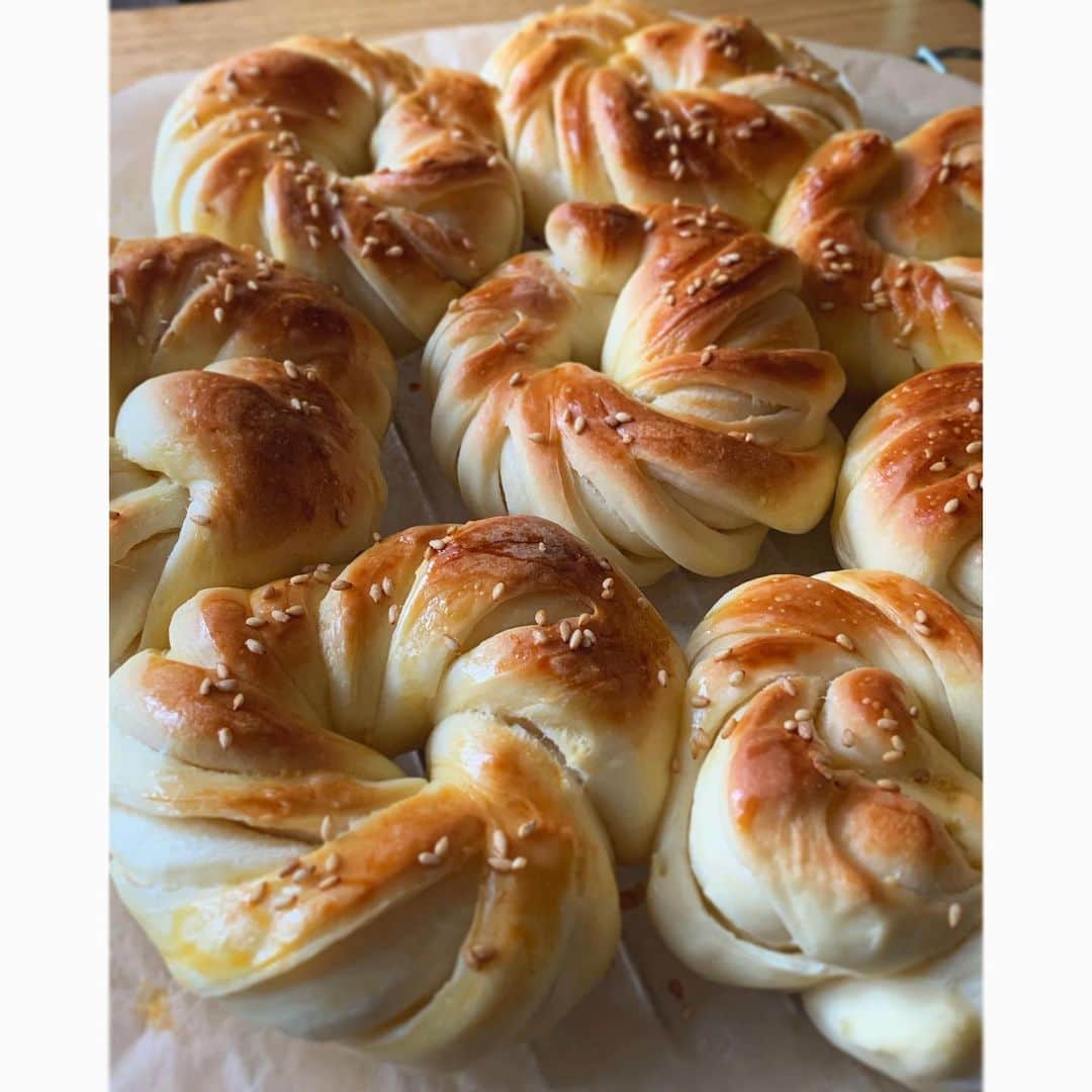 樹神さんのインスタグラム写真 - (樹神Instagram)「トルコあたりのパン焼けました🍞🥐🥖  #パン#ねじねじ#カリッとしっとり#bread#homemadebread」11月13日 17時34分 - kotamaofficial