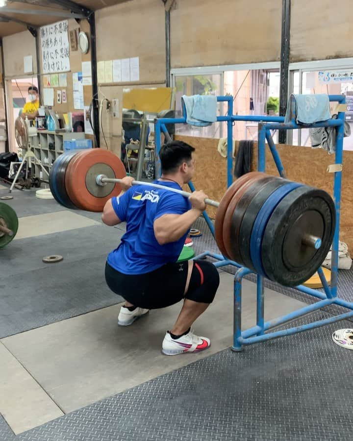 山本俊樹のインスタグラム：「- back  squat  300 KG  雨ニモマケズ 風ニモマケズ 耐エテ勝ツ  #いつでもどこでも300kg  #ウエイトリフティングやろうぜ  #耐えて勝つ #率先垂範 #FINELAB #CHRIO #CHERANDKER」