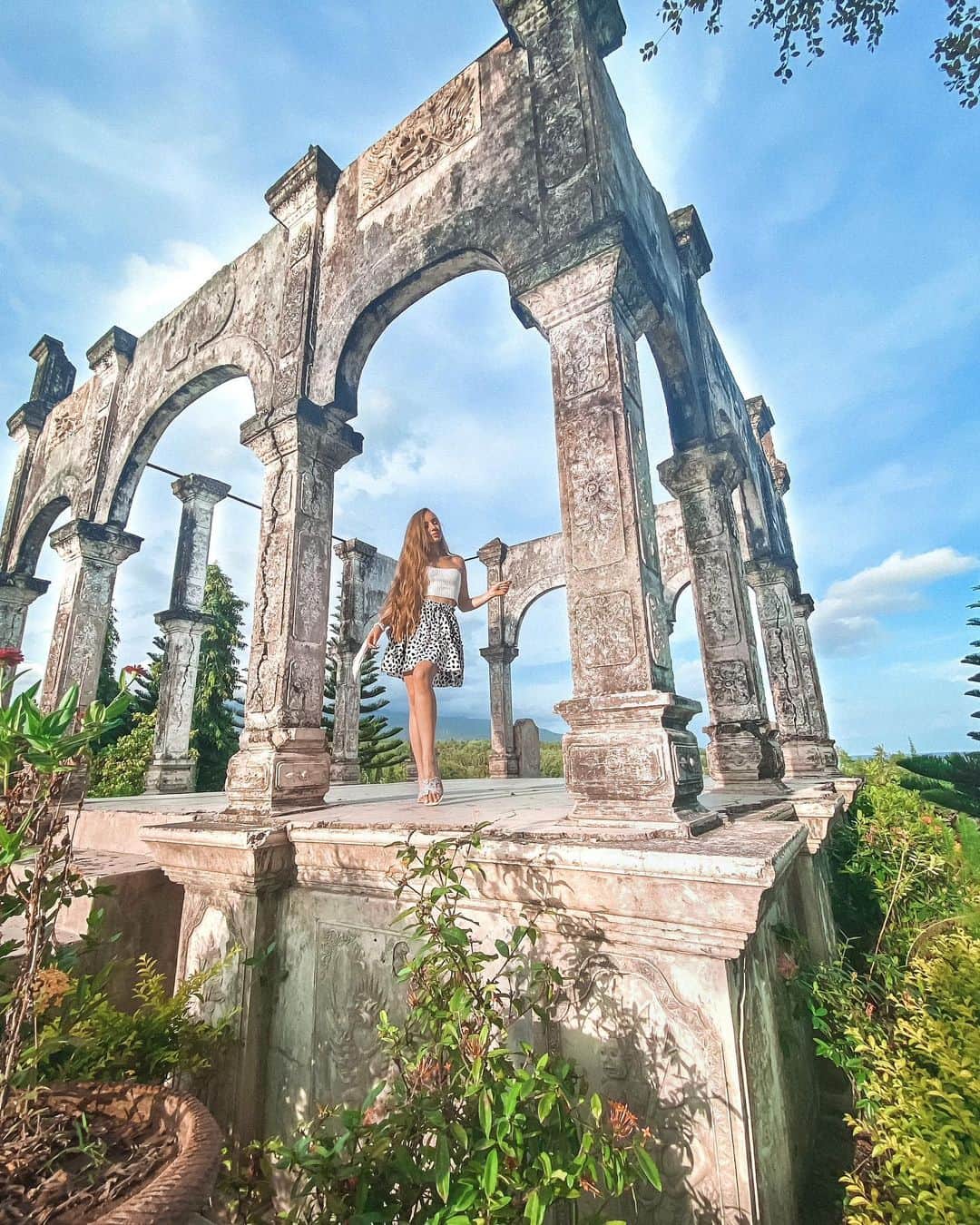 OLYA VIKULOVAのインスタグラム：「📍 Beautiful Taman Ujung Watch Stories to see the view🤲🏻😻  📸」