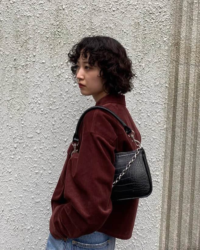 のインスタグラム：「NEW BAG COLLECTION ━━━━━━━━━━━━━━━━━━ お洒落の完成度を上げる要、それは小物！ バッグも季節に合わせて持ち替える事が大切。  どんなコーデにも合わせやすく、 かわいいバッグが続々登場✨  画像TAPで商品詳細をチェック✔️ ━━━━━━━━━━━━━━━━━━ #SHELTTERWEBSTORE #SWS」
