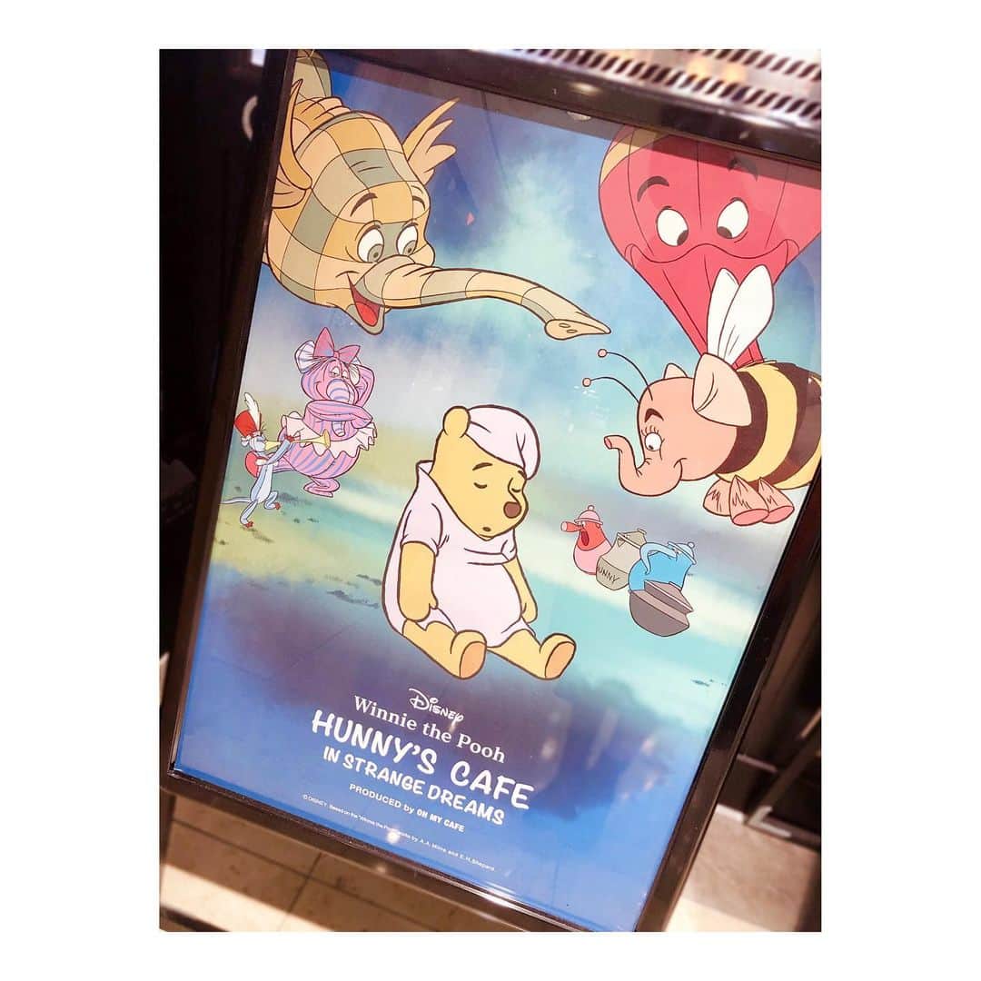 高橋麻里さんのインスタグラム写真 - (高橋麻里Instagram)「. HUNNY'S CAFE🍯 . . プーさんカフェにいってきました！ プーさんは癒される〜☺️☺️ . おいしそうなメニューたくさんで迷ったけど これにしました！！ チキンバーガーなんだけど プーさんの寝てるお顔、、、かわいかった！きゅん♡ . . . #hunnyscafe #ohmycafe  #cafe #プーさんカフェ  #はちみつカフェ #プーさん #くまのプーさん #新宿小田急  #新宿カフェ #🍯 #🐻」11月13日 17時43分 - takahashimari15