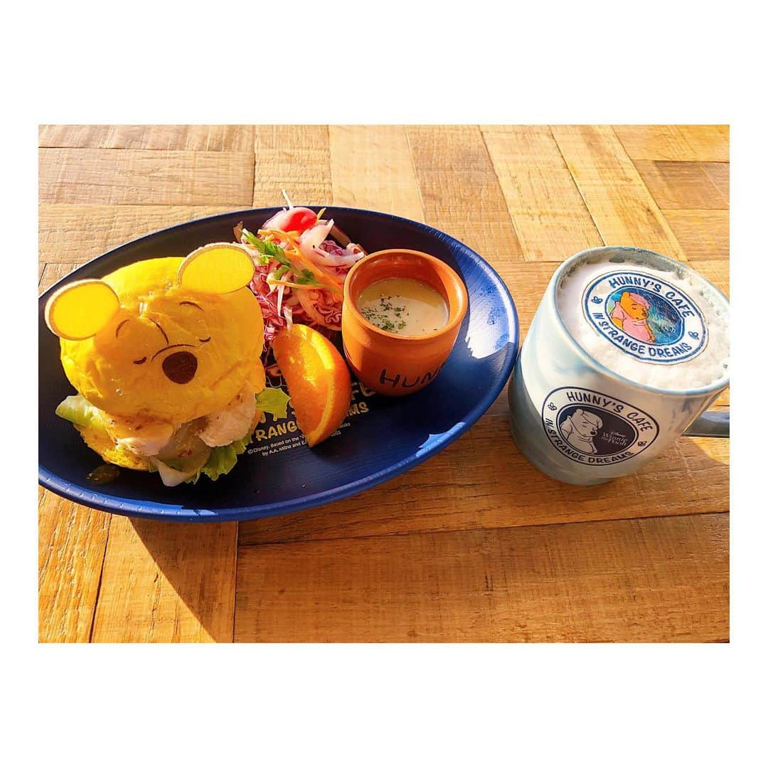高橋麻里さんのインスタグラム写真 - (高橋麻里Instagram)「. HUNNY'S CAFE🍯 . . プーさんカフェにいってきました！ プーさんは癒される〜☺️☺️ . おいしそうなメニューたくさんで迷ったけど これにしました！！ チキンバーガーなんだけど プーさんの寝てるお顔、、、かわいかった！きゅん♡ . . . #hunnyscafe #ohmycafe  #cafe #プーさんカフェ  #はちみつカフェ #プーさん #くまのプーさん #新宿小田急  #新宿カフェ #🍯 #🐻」11月13日 17時43分 - takahashimari15