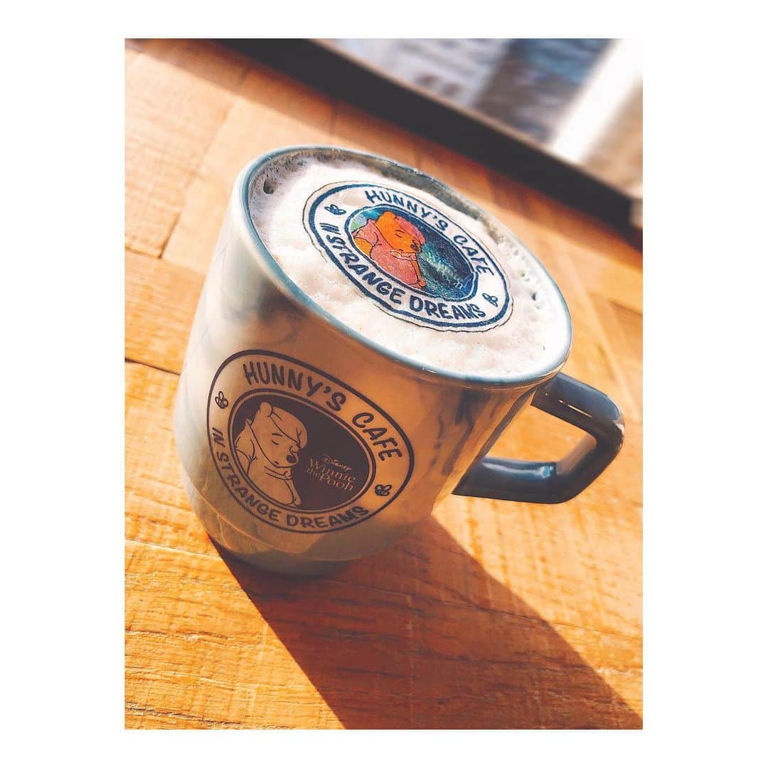 高橋麻里さんのインスタグラム写真 - (高橋麻里Instagram)「. HUNNY'S CAFE🍯 . . プーさんカフェにいってきました！ プーさんは癒される〜☺️☺️ . おいしそうなメニューたくさんで迷ったけど これにしました！！ チキンバーガーなんだけど プーさんの寝てるお顔、、、かわいかった！きゅん♡ . . . #hunnyscafe #ohmycafe  #cafe #プーさんカフェ  #はちみつカフェ #プーさん #くまのプーさん #新宿小田急  #新宿カフェ #🍯 #🐻」11月13日 17時43分 - takahashimari15