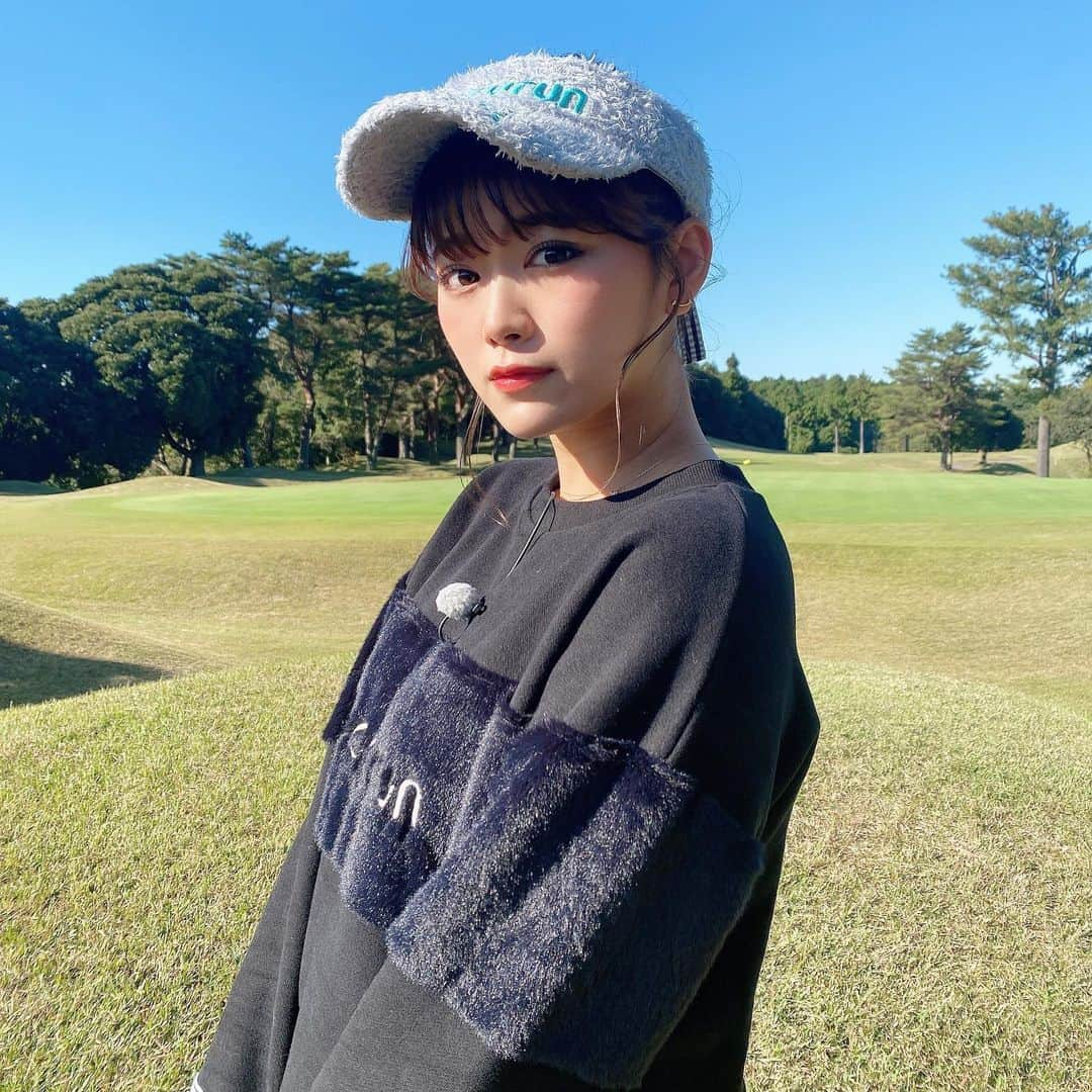 山内鈴蘭さんのインスタグラム写真 - (山内鈴蘭Instagram)「もこもこゴルフウェア🥺⛳️ 先日のコーデです💓 ． 肌触りよくて 顔埋めたいくらいだった😂 ． 自分のウェアには難しいけど。笑 ． セットアップコーデ可愛いーっ💓💓💓 ． ． ． #ゴルフウェア #ゴルフコーデ #ゴルフ女子 #セットアップコーデ  #ファーアイテム #コーデ #セットアップ #ゴルフ場 #ゴルフバカ #ゴルフ好き #形から入るタイプ #見た目から入るタイプ  #服って大事だよね 🥺💓💓💓」11月13日 17時44分 - xxsuzuranxx