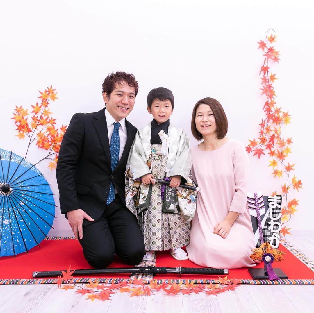 のインスタグラム：「こちらは　真志若の 七五三写真📷 この笑顔になるまでの 親たちの悪戦苦闘は #おはよう輝き世代 放送でご覧ください😂 ☆ #kbs京都#七五三#記念写真 #キッズフォトスタジオチョコ #大津#結婚式場」