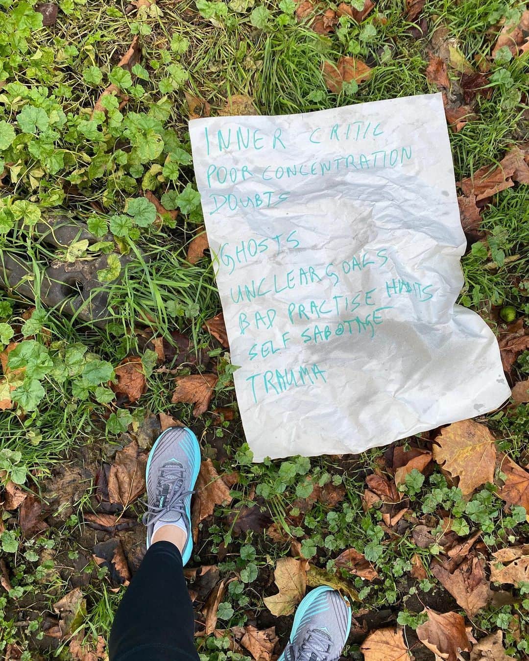Estée Lalondeのインスタグラム：「Went for a run 💚 and found all of the things I’ve been running from. Funny how that happens. I’ve also been reading this book 💞 (swipe 👉) which I would highly recommend. #ELwellness」
