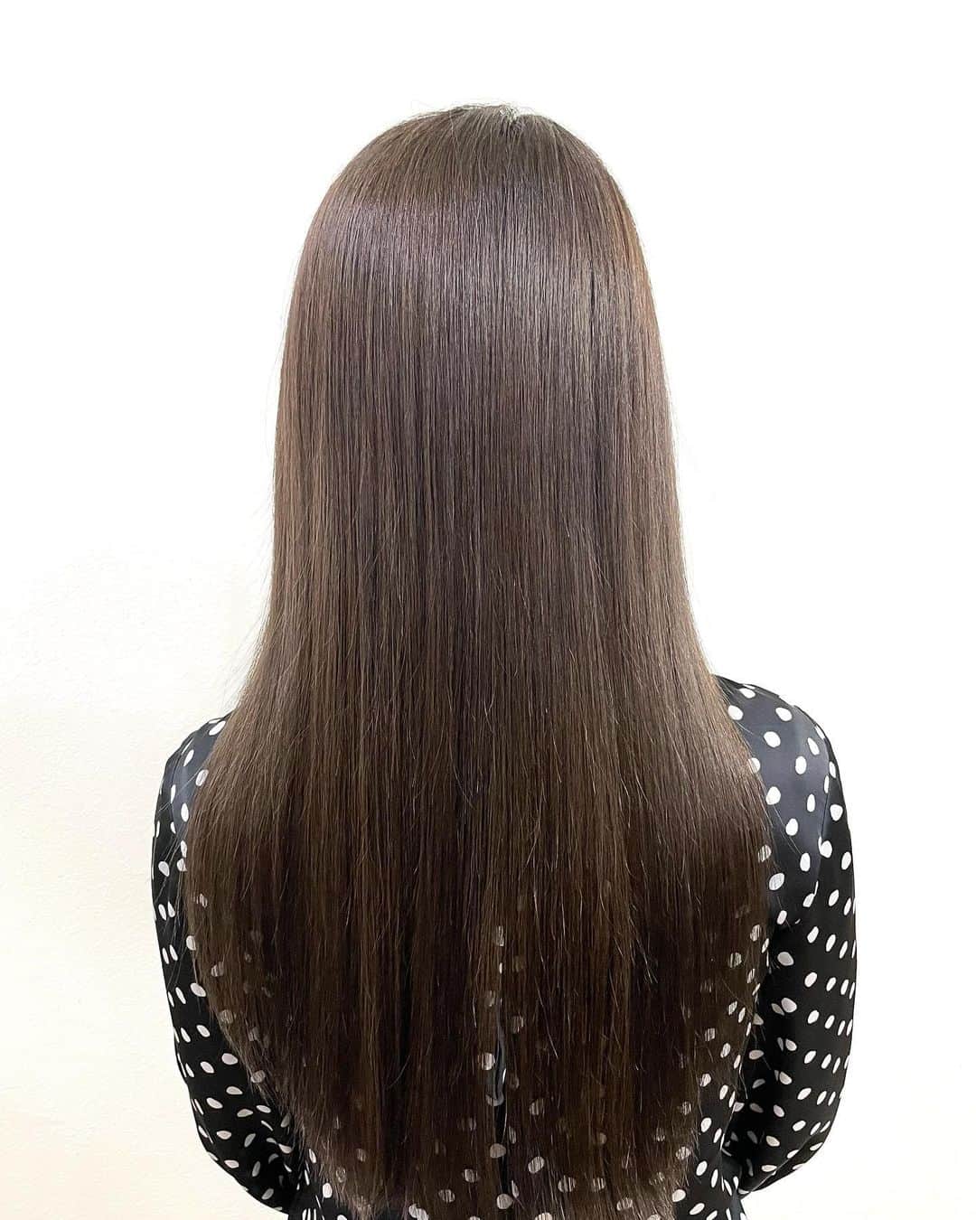 salon PRATiNO(サロンプラチノ)のインスタグラム：「💖透明感💖アッシュベージュ  イルミナカラーでアッシュベージュに🌹 全体に細めのハイライトも入れてさりげなく動きを付けました💫💫  #hairstyle #hair #cornrow #braids #clavispratino #spiralperm #pratino #hairsalon #nagoya #haircolor #love #派手髪 #外国人風カラー #バレイヤージュ #グラデーション #コーンロウ #ブレイズ #スパイラルパーマ#ピラミンゴカラー  #特殊ヘア #ブラックヘア #美容室 #ヘアサロン #ヘアスタイル #ヘアカラー #クラビスプラチノ #名古屋 #栄 #錦」