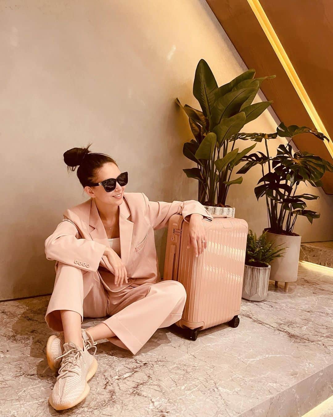 ハンナ・クインリヴァンのインスタグラム：「Matchy matchy💕pinky pinky @rimowa #rimowacolours @jendesstudio  #dreamingtravel」