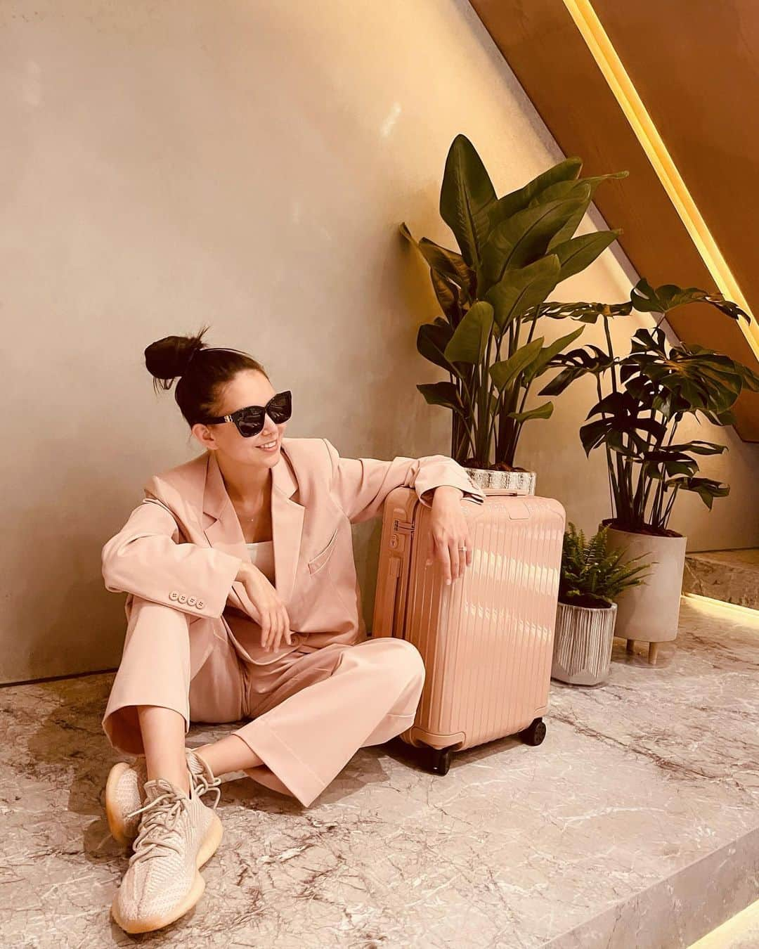 ハンナ・クインリヴァンさんのインスタグラム写真 - (ハンナ・クインリヴァンInstagram)「Matchy matchy💕pinky pinky @rimowa #rimowacolours @jendesstudio  #dreamingtravel」11月13日 17時47分 - hannah_quinlivan