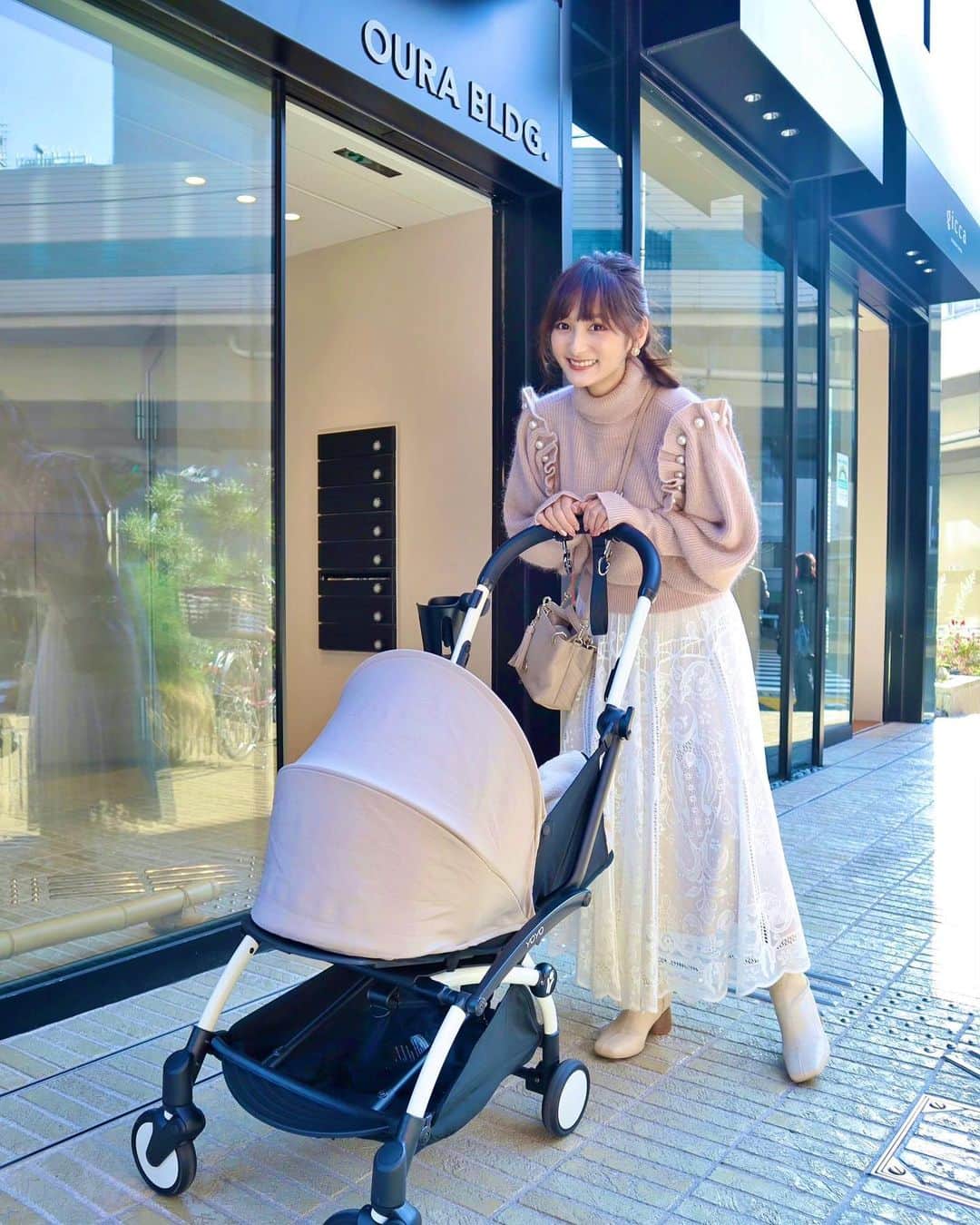 のインスタグラム：「ポカポカ良いお天気🥺✨ ニット1枚でお出掛けしました🧶 大きい肩のパールが可愛いんだ〜🤍  tops @_estella.k_ #estellak  skirt @mercuryduo_com #mercuryduo  boots @murua_official #murua  bag @metrocity.japan #metrocity  #coordinate#ootd#Japanese#japanesegirl#instafashion#rubi_fashion#babyzenyoyo#babyzenyoyo2#男の子ママ#新米ママ#秋服#新作#マーキュリーデュオ#冬服#ニット#エステラケー#오오티디#아웃핏#ベビーカー#ベビーゼンヨーヨー」