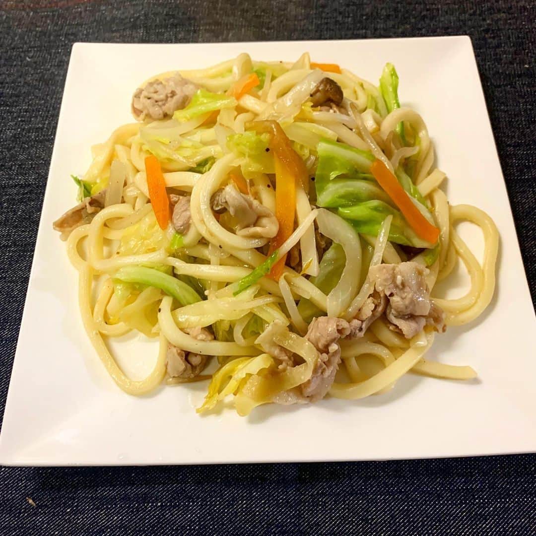 シュネルのインスタグラム：「『超簡単塩焼きうどん』﻿ ﻿ ﻿ ■材料﻿ カット野菜MIX1袋﻿ 豚肉細切れ150g﻿ うどん1玉﻿ ﻿ ﻿ ①味付け﻿ 塩胡椒少々﻿ 鶏ガラ小さじ1﻿ ほんだし小さじ1﻿ 白だし小さじ1﻿ ﻿ ﻿ 1.フライパンに豚肉と野菜を入れてごま油で色がつくまで炒める﻿ ﻿ 2.うどんをレンジで少し温めたらフライパンに入れて少し炒めたら①をいれて2.3分ほど炒めたら完成﻿ ﻿  #food #料理 #レシピ #おうちごはん #シュネルキッチン」