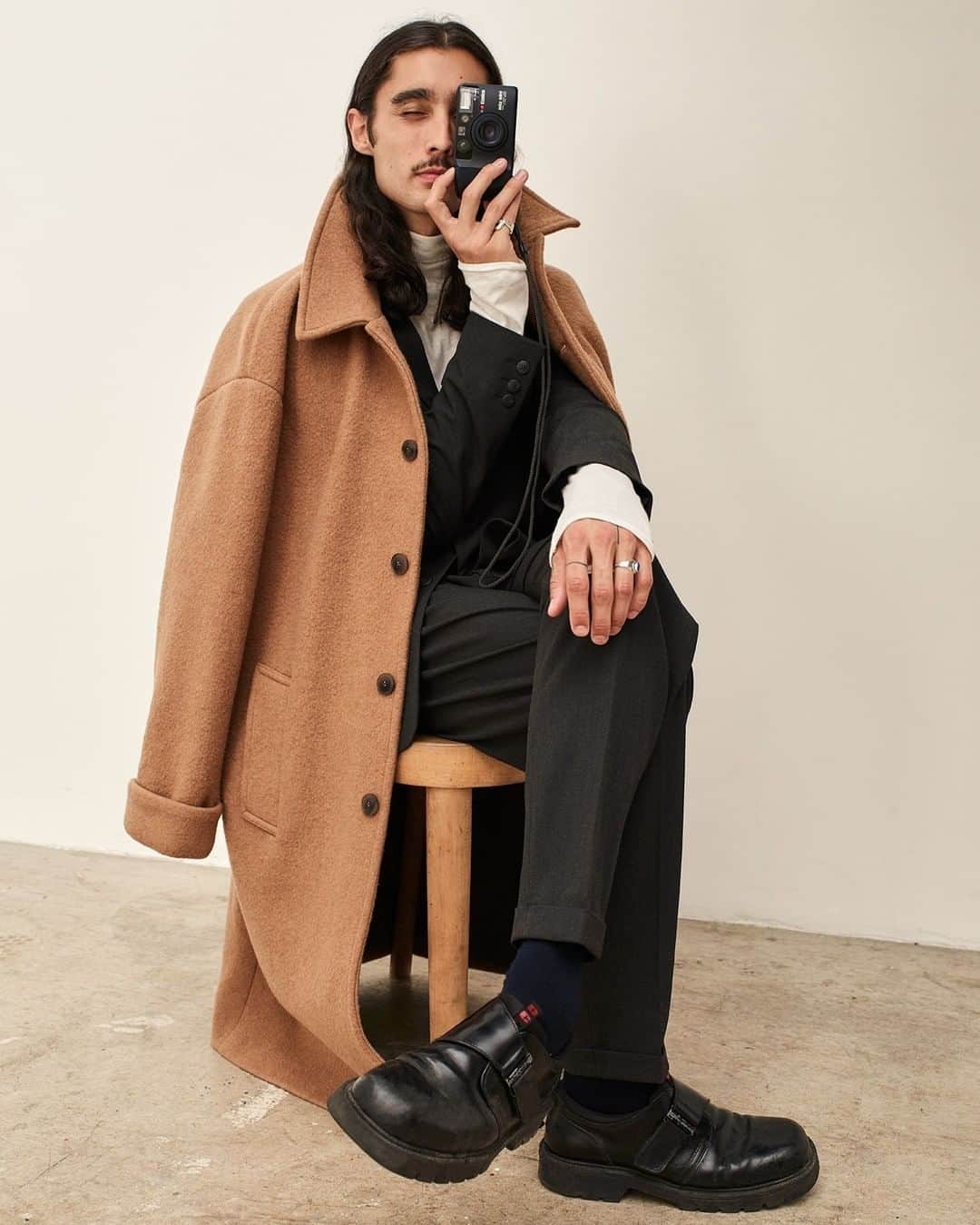 アメリカンビンテージのインスタグラム：「The new must-have in our collection: the long coat Byebye in doe melange color. Wear it in all circumstances this season! ___ #AmericanVintage #FW20 #menswear」