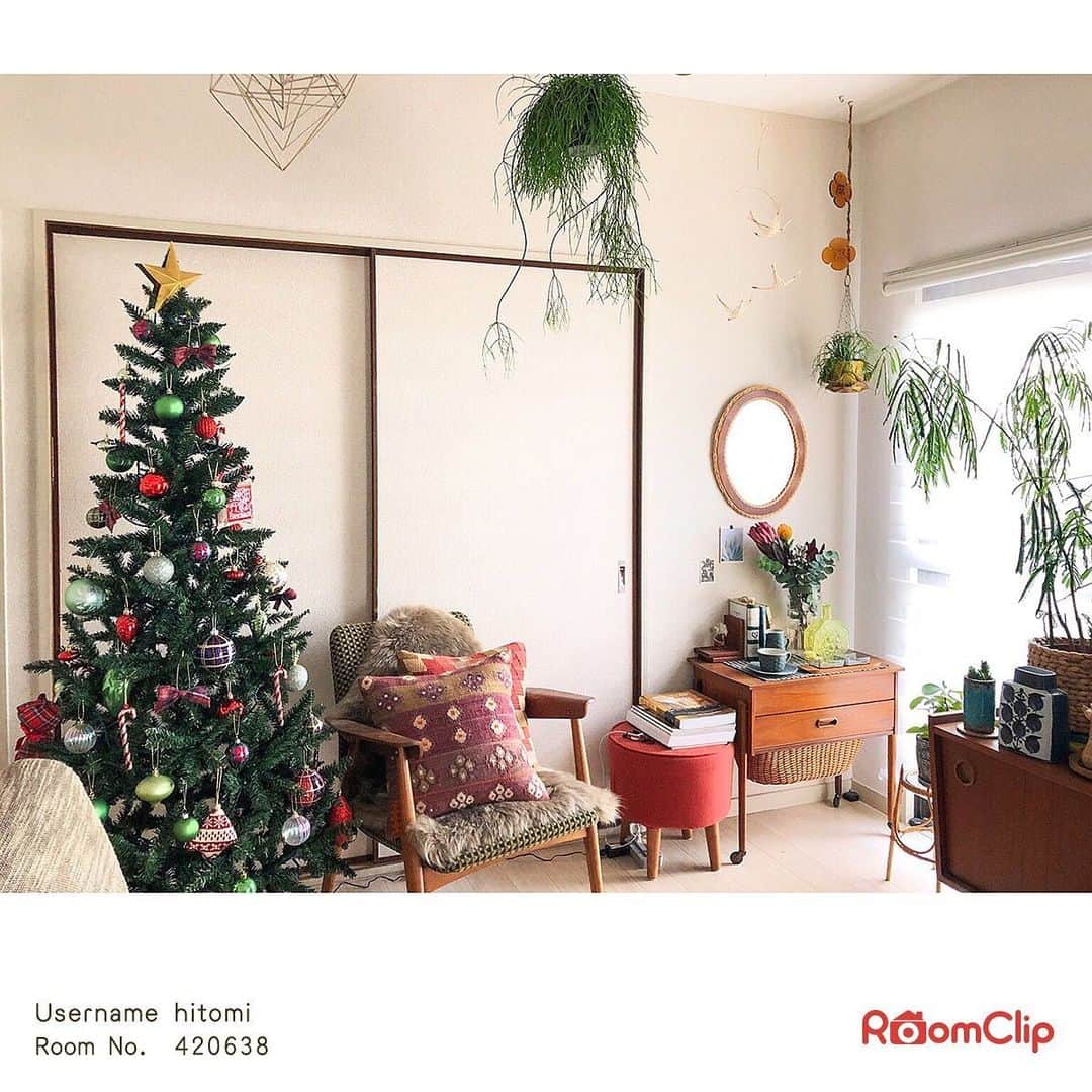 「お、ねだん以上。」ニトリ公式アカウントさんのインスタグラム写真 - (「お、ねだん以上。」ニトリ公式アカウントInstagram)「#RoomClip で、ニトリのクリスマスモニターにご参加いただいた方の写真をご紹介します🎅📢 たくさんのオーナメントが飾りつけられた素敵なおうちクリスマスのお写真をお寄せいただきました🎄 . 1枚目：hitomi様 グリーンのあるお部屋に、緑と赤のクリスマスツリーがピッタリ合ってますね🎵 . 2枚目：mura様 落ち着いたリビングにはツリーの下にシラカバのツリーカバーを合わせるとお部屋の雰囲気に馴染んで素敵です👏 . 3枚目：ARI様 チェック柄のくまさんとボールオーナメントが、かわいくマッチしています💕 . 4枚目：ehami様 たくさんのオーナメントを家族みんなで飾り付ける時間は、素敵な思い出になりますね😊 . 5枚目：piitan様 リースやツリーと一緒にガーランドも飾って、季節感あふれる素敵な空間です👌 . 6枚目：taitai様 キャンドルやクリスマスカラーの食器でクリスマスパーティーの準備はバッチリですね😍 . クリスマスツリーにお気に入りのオーナメントを家族みんなで飾りつけて、本格的なクリスマス準備をしてみませんか？🎄✨ ニトリのクリスマスアイテムを使ったお部屋の写真に #mynitori を付けて投稿していただくと、いいね、リポストさせていただくかも🙌 . 【アイテム例：写真1・7枚目】 商品名：ヌードツリー180cm(OFL) お値段：2,719円（税別） 商品コード：8641183 . 【アイテム例：写真2枚目】 商品名：ツリーカラー シラカバ(I) お値段：1,628円（税別） 商品コード：8699554 . 【アイテム例：写真3・8枚目】 商品名：ツリーオーナメント チェックベア(OGL) お値段：727円（税別） 商品コード：8641211 . 【アイテム例：写真4枚目】 商品名：LEDライト ゴールド 200球(AH) お値段：7,264円（税別） 商品コード：8620893 . 【アイテム例：写真5・9枚目】 商品名：ニットガーランド クリスマスボール レッド&グリーン(OGL) お値段：909円（税別） 商品コード：8641198 . 商品名：オーナメント ウッド足ぶらベア(OLC) お値段：545円（税別） 商品コード：8641232 . 商品名：ミニツリー40cm スノー(I) お値段：909円（税別） 商品コード：8601205 . 商品名：オーナメント ウッド足ぶら雪だるま(OLC) お値段：545円（税別） 商品コード：8641233 . 【アイテム例：写真6枚目】 商品名：ランチョンマット クラッシックサンタ ホワイト(OHP) お値段：181円（税別） 商品コード：8641225 . 商品名：ランチョンマット カミングサンタ レッド(OHP) お値段：181円（税別） 商品コード：8641226 . 商品名：ガラスキャンドル ベア(ONO) お値段：217円（税別） 商品コード：8641252 . 【アイテム紹介：写真7枚目】 商品名：ボール35P レッドグリーンミックス(OAS) お値段：1,355円（税別） 商品コード：8641332 . 【アイテム紹介：写真8枚目】 商品名：ツリーオーナメント ニットツリー(OGL) お値段：272円（税別） 商品コード：8641216 . 商品名：ツリーオーナメント メッセージクッション(OGL) お値段：363円（税別） 商品コード：8641213 . 商品名：ツリーオーナメント ニットセーター(OGL) お値段：363円（税別） 商品コード：8641215 . 【アイテム紹介：写真10枚目】 商品名：23cm丸ボウル アカシア お値段：1,355円（税別） 商品コード：8964187 . 商品名：オーブンウェア　ホクホク　M(レッド) お値段：370円（税別） 商品コード：8965343 . 商品名：ガラスキャンドル 雪だるま(ONO) お値段：272円（税別） 商品コード：8641253 . ※季節品につき各店在庫限り、完売となる場合がございます。 ※写真1～6枚目は、モニター参加者様の投稿写真です。上記紹介商品以外は撮影者様の私物です。 ※家具はニトリネットでゆっくりご覧いただけます。 ※写真には演出品を含みます。 ※入荷待ちの商品についてはお届けまでに日数をいただく場合がございます。 ※一部の店舗、通販サイトでは展示や在庫がない場合がございます。 ※一部の商品の価格は変動する可能性があります。 . #mynitori#ニトリ#おねだん以上#ニトリで購入#nitori#ミニツリー#クリスマス雑貨#オーナメント#クリスマスツリー#キャンドル#お部屋作り#ガーランド#クリスマスインテリア#クリスマス仕様#おうちクリスマス#クリスマスコーディネート#リビングコーデ#Roomclip#クリスマス準備#クリスマス」11月13日 18時00分 - nitori_official