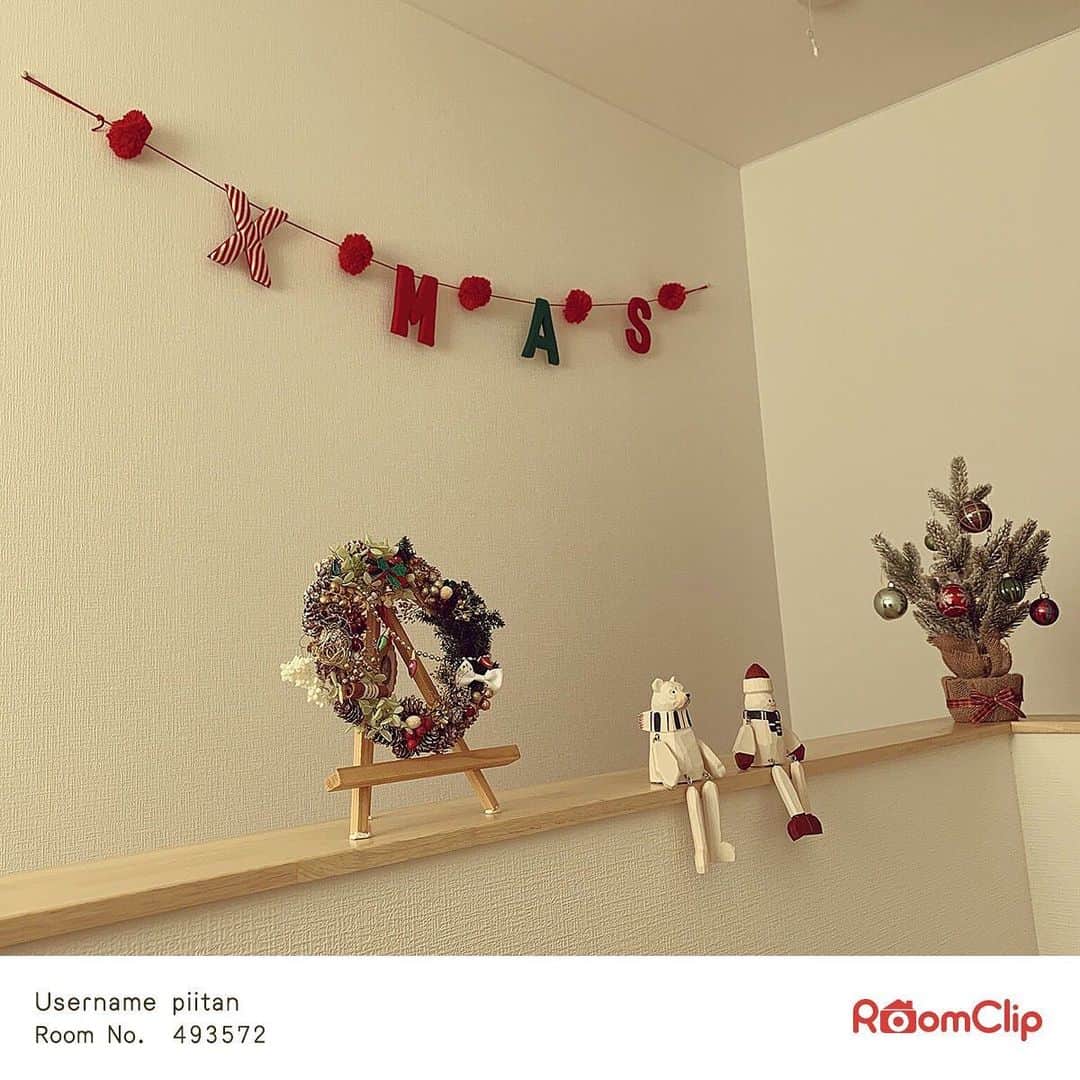 「お、ねだん以上。」ニトリ公式アカウントさんのインスタグラム写真 - (「お、ねだん以上。」ニトリ公式アカウントInstagram)「#RoomClip で、ニトリのクリスマスモニターにご参加いただいた方の写真をご紹介します🎅📢 たくさんのオーナメントが飾りつけられた素敵なおうちクリスマスのお写真をお寄せいただきました🎄 . 1枚目：hitomi様 グリーンのあるお部屋に、緑と赤のクリスマスツリーがピッタリ合ってますね🎵 . 2枚目：mura様 落ち着いたリビングにはツリーの下にシラカバのツリーカバーを合わせるとお部屋の雰囲気に馴染んで素敵です👏 . 3枚目：ARI様 チェック柄のくまさんとボールオーナメントが、かわいくマッチしています💕 . 4枚目：ehami様 たくさんのオーナメントを家族みんなで飾り付ける時間は、素敵な思い出になりますね😊 . 5枚目：piitan様 リースやツリーと一緒にガーランドも飾って、季節感あふれる素敵な空間です👌 . 6枚目：taitai様 キャンドルやクリスマスカラーの食器でクリスマスパーティーの準備はバッチリですね😍 . クリスマスツリーにお気に入りのオーナメントを家族みんなで飾りつけて、本格的なクリスマス準備をしてみませんか？🎄✨ ニトリのクリスマスアイテムを使ったお部屋の写真に #mynitori を付けて投稿していただくと、いいね、リポストさせていただくかも🙌 . 【アイテム例：写真1・7枚目】 商品名：ヌードツリー180cm(OFL) お値段：2,719円（税別） 商品コード：8641183 . 【アイテム例：写真2枚目】 商品名：ツリーカラー シラカバ(I) お値段：1,628円（税別） 商品コード：8699554 . 【アイテム例：写真3・8枚目】 商品名：ツリーオーナメント チェックベア(OGL) お値段：727円（税別） 商品コード：8641211 . 【アイテム例：写真4枚目】 商品名：LEDライト ゴールド 200球(AH) お値段：7,264円（税別） 商品コード：8620893 . 【アイテム例：写真5・9枚目】 商品名：ニットガーランド クリスマスボール レッド&グリーン(OGL) お値段：909円（税別） 商品コード：8641198 . 商品名：オーナメント ウッド足ぶらベア(OLC) お値段：545円（税別） 商品コード：8641232 . 商品名：ミニツリー40cm スノー(I) お値段：909円（税別） 商品コード：8601205 . 商品名：オーナメント ウッド足ぶら雪だるま(OLC) お値段：545円（税別） 商品コード：8641233 . 【アイテム例：写真6枚目】 商品名：ランチョンマット クラッシックサンタ ホワイト(OHP) お値段：181円（税別） 商品コード：8641225 . 商品名：ランチョンマット カミングサンタ レッド(OHP) お値段：181円（税別） 商品コード：8641226 . 商品名：ガラスキャンドル ベア(ONO) お値段：217円（税別） 商品コード：8641252 . 【アイテム紹介：写真7枚目】 商品名：ボール35P レッドグリーンミックス(OAS) お値段：1,355円（税別） 商品コード：8641332 . 【アイテム紹介：写真8枚目】 商品名：ツリーオーナメント ニットツリー(OGL) お値段：272円（税別） 商品コード：8641216 . 商品名：ツリーオーナメント メッセージクッション(OGL) お値段：363円（税別） 商品コード：8641213 . 商品名：ツリーオーナメント ニットセーター(OGL) お値段：363円（税別） 商品コード：8641215 . 【アイテム紹介：写真10枚目】 商品名：23cm丸ボウル アカシア お値段：1,355円（税別） 商品コード：8964187 . 商品名：オーブンウェア　ホクホク　M(レッド) お値段：370円（税別） 商品コード：8965343 . 商品名：ガラスキャンドル 雪だるま(ONO) お値段：272円（税別） 商品コード：8641253 . ※季節品につき各店在庫限り、完売となる場合がございます。 ※写真1～6枚目は、モニター参加者様の投稿写真です。上記紹介商品以外は撮影者様の私物です。 ※家具はニトリネットでゆっくりご覧いただけます。 ※写真には演出品を含みます。 ※入荷待ちの商品についてはお届けまでに日数をいただく場合がございます。 ※一部の店舗、通販サイトでは展示や在庫がない場合がございます。 ※一部の商品の価格は変動する可能性があります。 . #mynitori#ニトリ#おねだん以上#ニトリで購入#nitori#ミニツリー#クリスマス雑貨#オーナメント#クリスマスツリー#キャンドル#お部屋作り#ガーランド#クリスマスインテリア#クリスマス仕様#おうちクリスマス#クリスマスコーディネート#リビングコーデ#Roomclip#クリスマス準備#クリスマス」11月13日 18時00分 - nitori_official