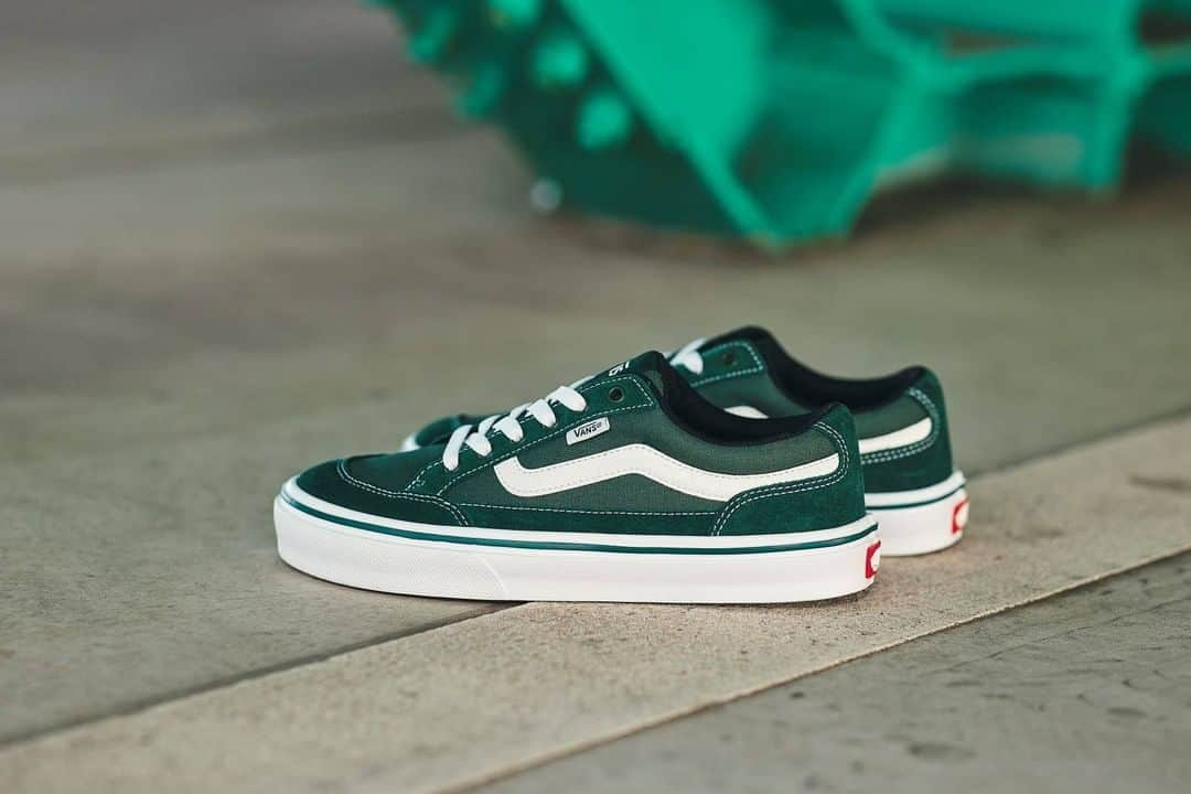 ABCマートさんのインスタグラム写真 - (ABCマートInstagram)「. ＜NEW IN＞ VANS FALKEN  VANSよりYouTuberの東海オンエアとしみつさんと歌手の吉田凜音さんを起用したビジュアルがリリース👏  今回お二人に着用して頂いたモデルは、圧倒的な軽さとクッション性で人気の‘FALKEN‘ としみつさんにはGREEN、吉田さんにはGRAYと今季の新色を着用して頂いております✨  お二人が出演しているムービーもYou Tubeやinstagramにて公開中💨 是非チェックしてみてください👀💕  @toshimitsu_tokaionair @rinne1211  #abcmart #abcマート #東海オンエア #としみつ #吉田凜音 #vansjapan #vans #ヴァンズジャパン #falken #ファルケン」11月13日 18時00分 - abc_mart_japan