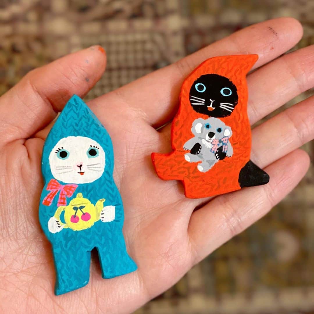 北岸由美のインスタグラム：「毛玉ねこたちのブローチ制作中。  Tea for two  ricaro&yumi kitagishi exhibition  場所：ギャラリー・ドゥー・ディマンシュ　 期間：2020年11月17日(火)～11月29日(日)の 火、木、土、日曜日 営業時間：12:00～18:00 定休日：毎週月曜、水曜、金曜  #yumikitagishi  #tea_for_two_exhibition」