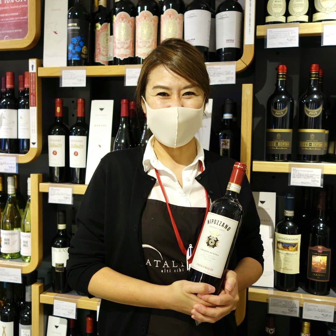 EATALY Tokyoさんのインスタグラム写真 - (EATALY TokyoInstagram)「＼ワイン選びをお手伝いいたします！／  数あるワインの中で何を買うか迷ってしまった時にはぜひスタッフにお声かけください！スタッフがご予算やオケージョンに合わせてご案内させて頂きます。  今回、丸の内店のスタッフがおすすめするのは、フレスコバルディが所有する「カステッロ ディ ニポッツァーノ」のリゼルバ。フレスコバルディ家は１３世紀からワイン造りに関わるイタリア・トスカーナ地方の名家で、現在世界的に有名な９つのワイナリーを所有するいわばワインの名門が作るワイン。ルビーレッド色が特徴で、いきいきとしたミネラル感ときめ細かなタンニンが印象的な1本です。  #eataly #イータリー #eatalytokyo #eatalyharajuku #eatalynihombashi #イタリアワイン #ワイン #リゼルバ  #フレスコバルディ」11月13日 18時00分 - eataly.tokyo