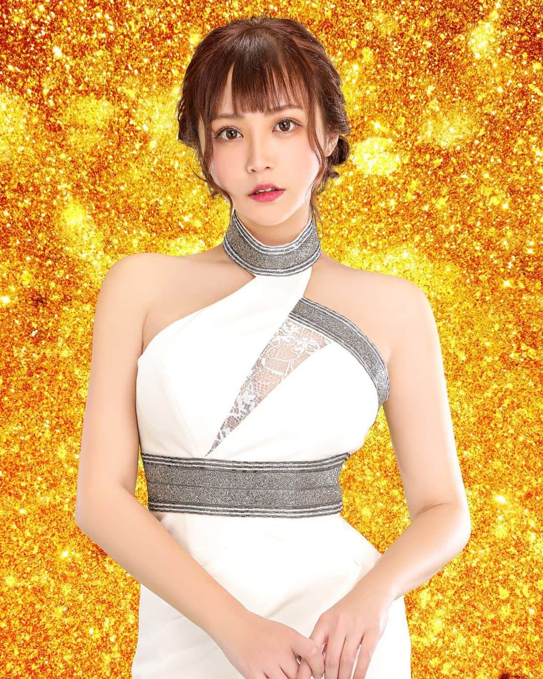 のインスタグラム：「11/16から銀座のClub Nanaeさんで 愛 天華として働かせて頂くことになりました。 皆様のお越しをお待ちしております。  ご予約方法 お店へ直接電話を頂くか、 菜々江ママ( @nanae.karasawa )の方に お名前、連絡先、予約希望日時、人数を ＤＭで送って頂けましたら、 私が係として接客させて頂きます。 ※ご予約以外のＤＭはお控えください。  マジで息するぞ🔥🔥🔥」