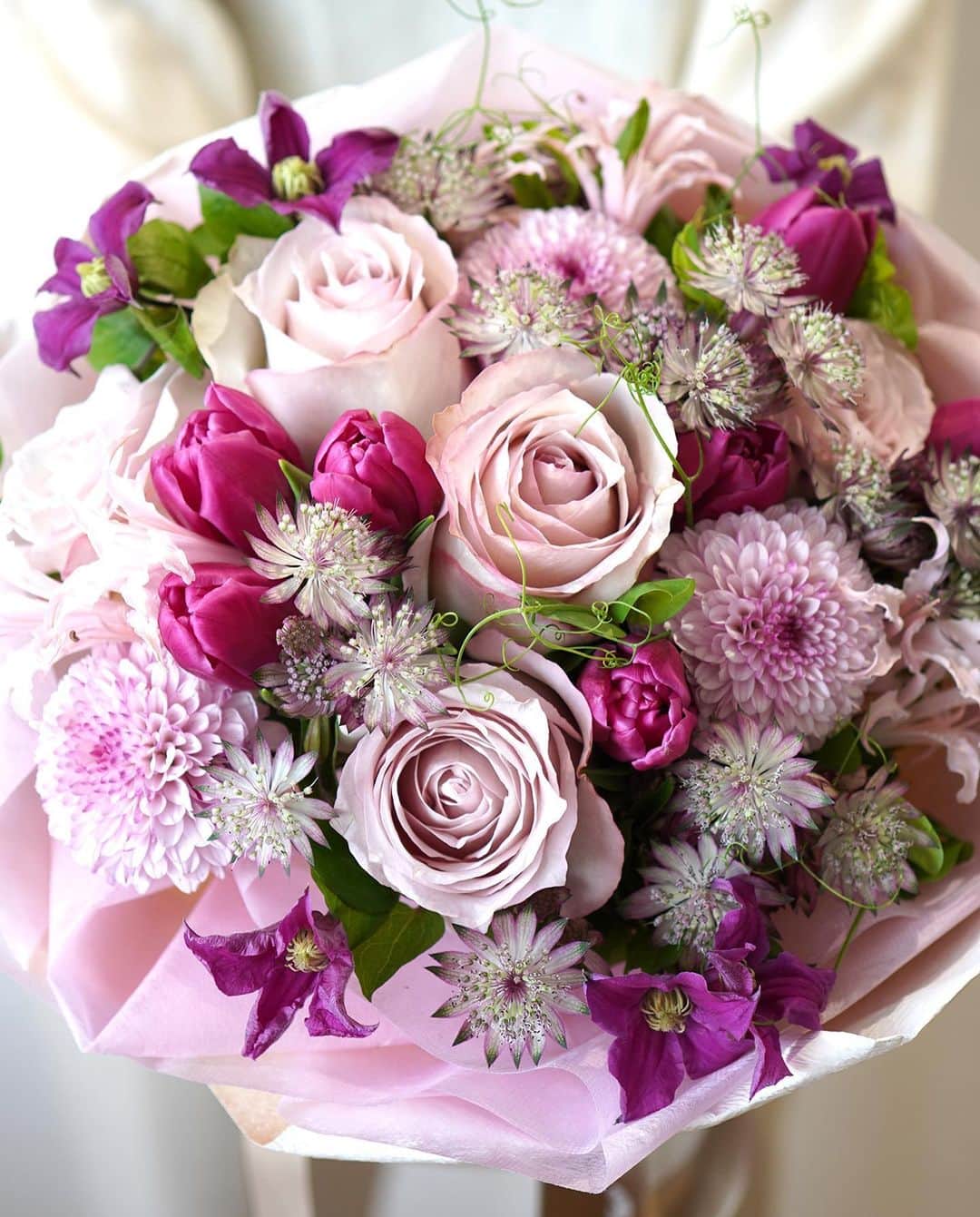 AOYAMA_HANAMOさんのインスタグラム写真 - (AOYAMA_HANAMOInstagram)「ラウンドスタイルのおまかせブーケ。 ・ さまざまな種類のピンクや紫の花をふんだんに使い、 花色のグラデーションが美しい仕上がりに。 動きのあるリーフがナチュラルさを加えています。 - - - #aoyamahanamo #flowers #flowershop #florist #instaflower #flowergram #flowerstagram #flowerlovers #おまかせ花束  #おまかせブーケ #青山花茂おまかせブーケ #バラ #チューリップ #アストランジア #クレマチス #ネリネ #ピンポンマム  #花のある日常 #インスタフラワー #インテリアフラワー #フラワーアレンジメント #フラワーギフト #おうちフラワー」11月13日 17時57分 - aoyama_hanamo