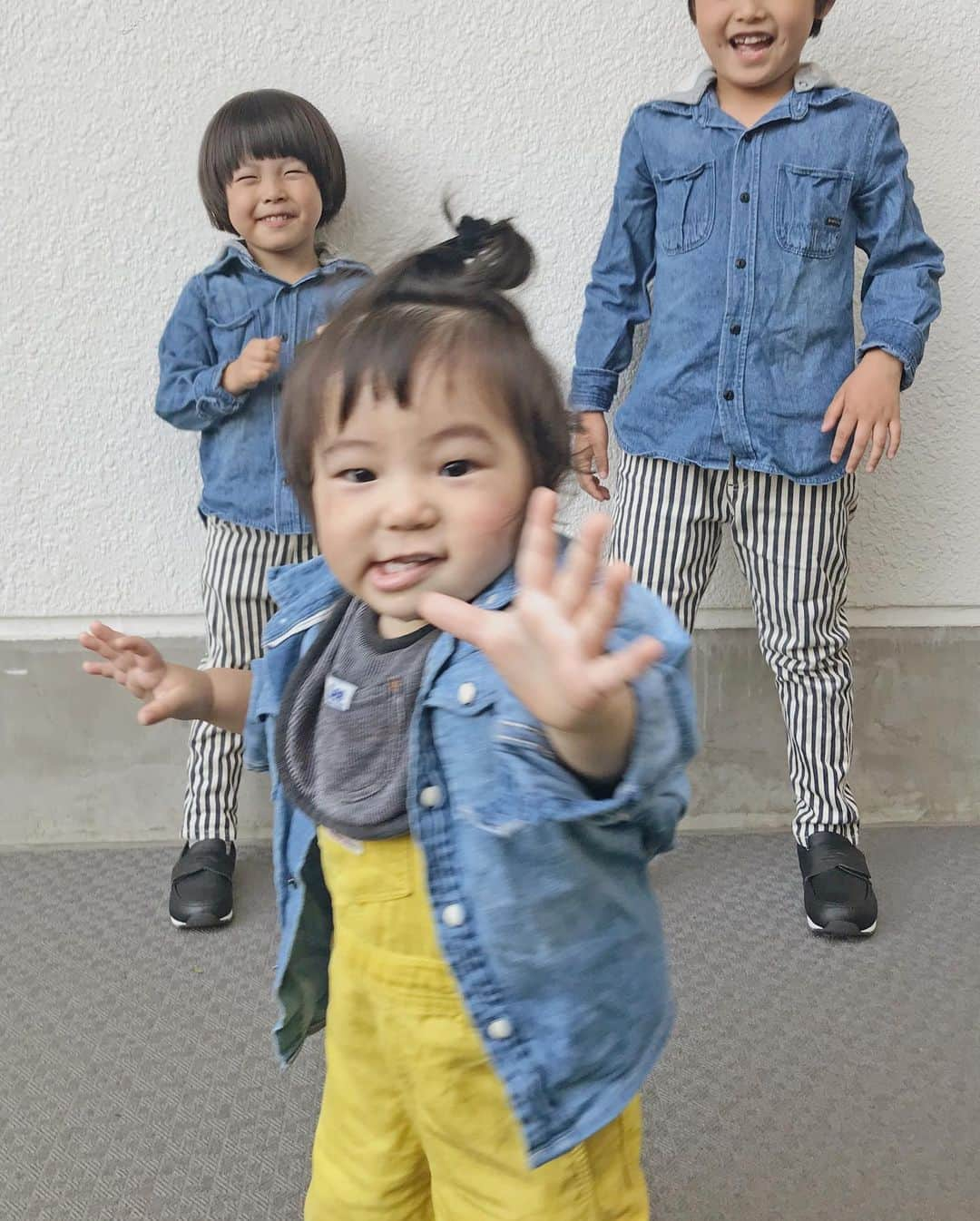 むらたさきさんのインスタグラム写真 - (むらたさきInstagram)「♡♡ ． いつかの母と子🤳✨ 久々に4人集合👦👦👶🙋‍♀️♡ ． デニム×ストライプでリンクコーデ👖🤝 ． ． (洋服のブランドは写真にタグ付けしました🙏🐻🏷) ． ． ． ． 破天荒キャラだった次男は、 (いや、母が勝手にそう思っていただけかも…🤔) ． 4歳になって、 色んな会話が出来るようになって たくさん気持ちを伝えてくれておもしろい☺️👍 (これが噂の“天使の4歳”なのか👼！？) ． ． ． バトルすることも多々あるけれど、 毎晩寝る時は サンちゃんが寝て母の手が空くまで待ってくれて、 ． 「手繋いで寝よう🤝」 ． 「おかあさんのこと、大大大大世界から、 大大大大世界から(“世界で〜”をいつもこう言う😂)、 1番大好きだよ♡」 「△△(自分の名前)は、おかあさんのこと、 子どもの時から(赤ちゃんの時からという意味らしい)ずっと信じてるよ♡」 ． なんて話してくれたりと、母に元気をくれる🌿🥰 ． ． ． ． しりとりが続くようになって、 “ん” で終わる言葉をニコニコしながらわざと言って(結構バリエーションある)、 1回目で終わらせるというネタや、 ． 「こんな時ポップコーンがあればいいのにね👍☺️🍿」と、 家で映画を観る時に言う決めセリフを持っていたり、 ． ． 兄の学校で流行っとる？替え歌を真似て 「べちゅに、きーみをもとめてないけど、おかあさんが好きでたまらなかったよ〜」 (家族全員🐶🐶の名前を言うバージョンもある) と、 字余り＆オリジナルメロディーで歌ってくれたり🎤😂💘 ． ． ． ． ． この日は、 #次男は常にうろちょろとブレとる🏃😂 のタグは弟に譲って、 サンちゃんに世代交代(？)した模様🤣👍笑 (3枚目) ． ． ． ． ． ． ． 長くなってしまったけれど、備忘録✍️ ． 三人三様で、みんなそれぞれちがって、 みんな可愛い🥰💕 ． ． ．　 ． ． ． ． ． ． ． ． ． #7歳 #4歳 #1歳1ヶ月 の頃🤳 #9月10日生まれ #三兄弟 👦👦👶」11月13日 17時58分 - muratasaki