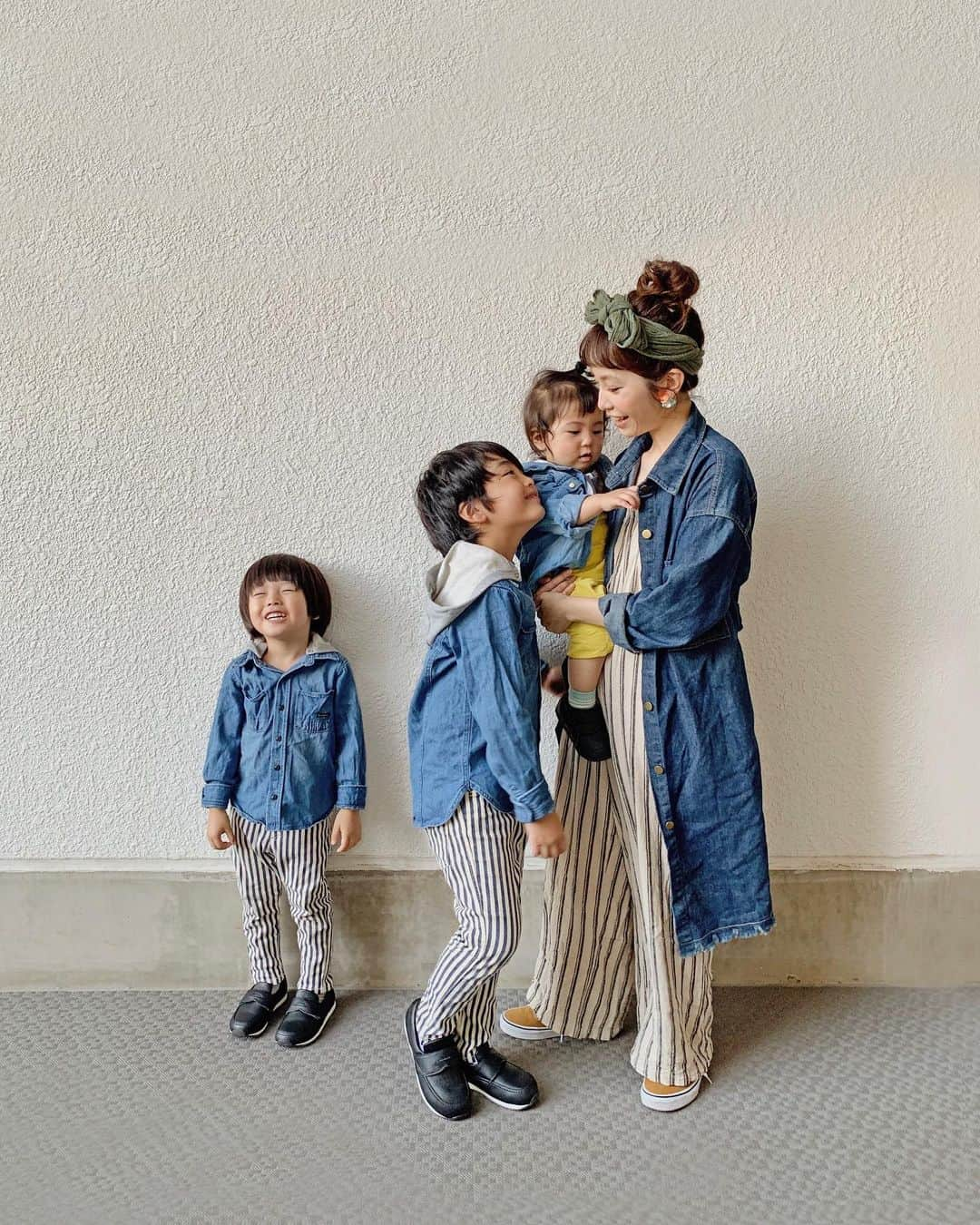 むらたさきさんのインスタグラム写真 - (むらたさきInstagram)「♡♡ ． いつかの母と子🤳✨ 久々に4人集合👦👦👶🙋‍♀️♡ ． デニム×ストライプでリンクコーデ👖🤝 ． ． (洋服のブランドは写真にタグ付けしました🙏🐻🏷) ． ． ． ． 破天荒キャラだった次男は、 (いや、母が勝手にそう思っていただけかも…🤔) ． 4歳になって、 色んな会話が出来るようになって たくさん気持ちを伝えてくれておもしろい☺️👍 (これが噂の“天使の4歳”なのか👼！？) ． ． ． バトルすることも多々あるけれど、 毎晩寝る時は サンちゃんが寝て母の手が空くまで待ってくれて、 ． 「手繋いで寝よう🤝」 ． 「おかあさんのこと、大大大大世界から、 大大大大世界から(“世界で〜”をいつもこう言う😂)、 1番大好きだよ♡」 「△△(自分の名前)は、おかあさんのこと、 子どもの時から(赤ちゃんの時からという意味らしい)ずっと信じてるよ♡」 ． なんて話してくれたりと、母に元気をくれる🌿🥰 ． ． ． ． しりとりが続くようになって、 “ん” で終わる言葉をニコニコしながらわざと言って(結構バリエーションある)、 1回目で終わらせるというネタや、 ． 「こんな時ポップコーンがあればいいのにね👍☺️🍿」と、 家で映画を観る時に言う決めセリフを持っていたり、 ． ． 兄の学校で流行っとる？替え歌を真似て 「べちゅに、きーみをもとめてないけど、おかあさんが好きでたまらなかったよ〜」 (家族全員🐶🐶の名前を言うバージョンもある) と、 字余り＆オリジナルメロディーで歌ってくれたり🎤😂💘 ． ． ． ． ． この日は、 #次男は常にうろちょろとブレとる🏃😂 のタグは弟に譲って、 サンちゃんに世代交代(？)した模様🤣👍笑 (3枚目) ． ． ． ． ． ． ． 長くなってしまったけれど、備忘録✍️ ． 三人三様で、みんなそれぞれちがって、 みんな可愛い🥰💕 ． ． ．　 ． ． ． ． ． ． ． ． ． #7歳 #4歳 #1歳1ヶ月 の頃🤳 #9月10日生まれ #三兄弟 👦👦👶」11月13日 17時58分 - muratasaki