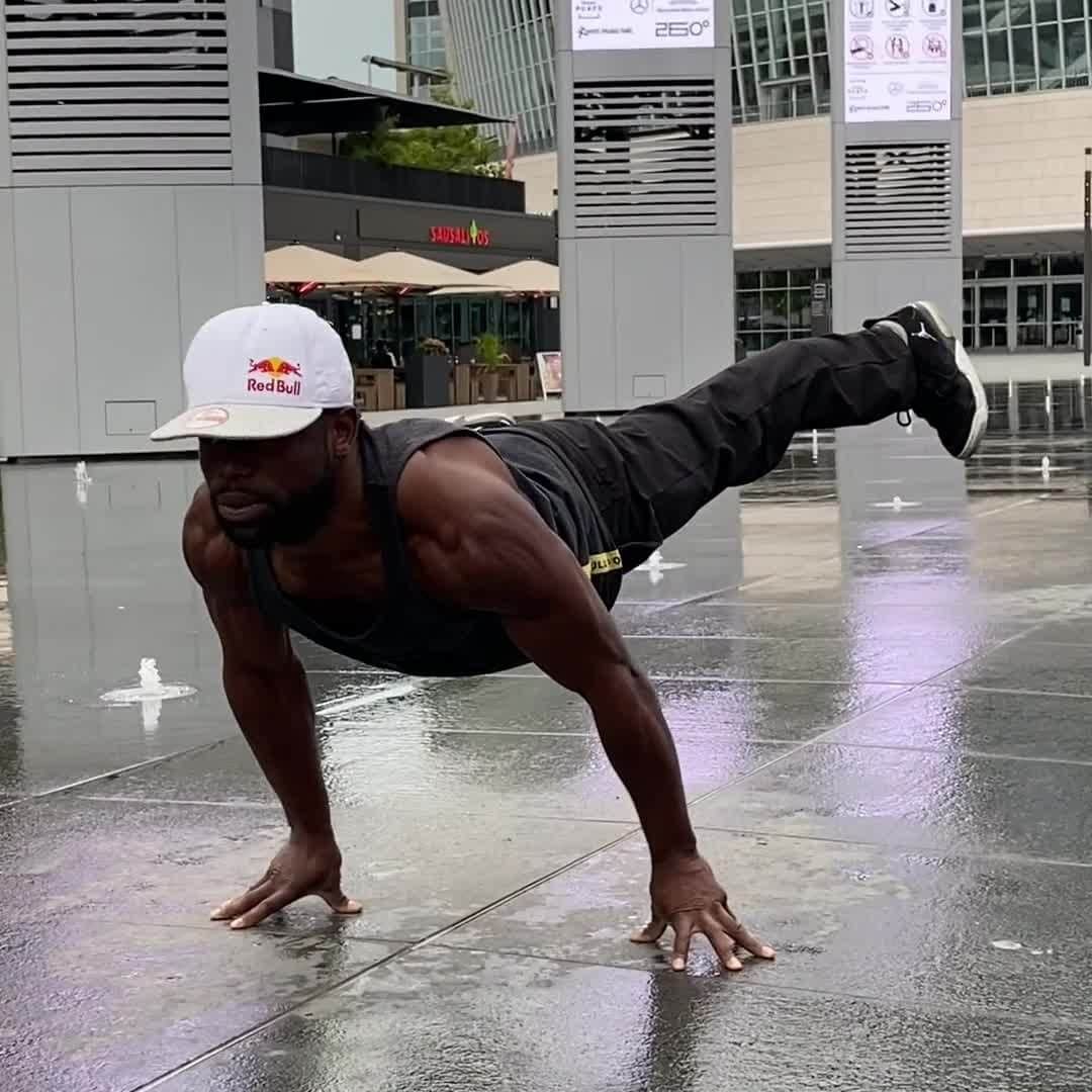 レッドブルのインスタグラム：「HE'S🤯ON🤯HIS🤯FINGERTIPS🤯   💪 : @bboyjuniorofficiel #redbull #givesyouwiiings #bboy #breaking #dance #fitness」
