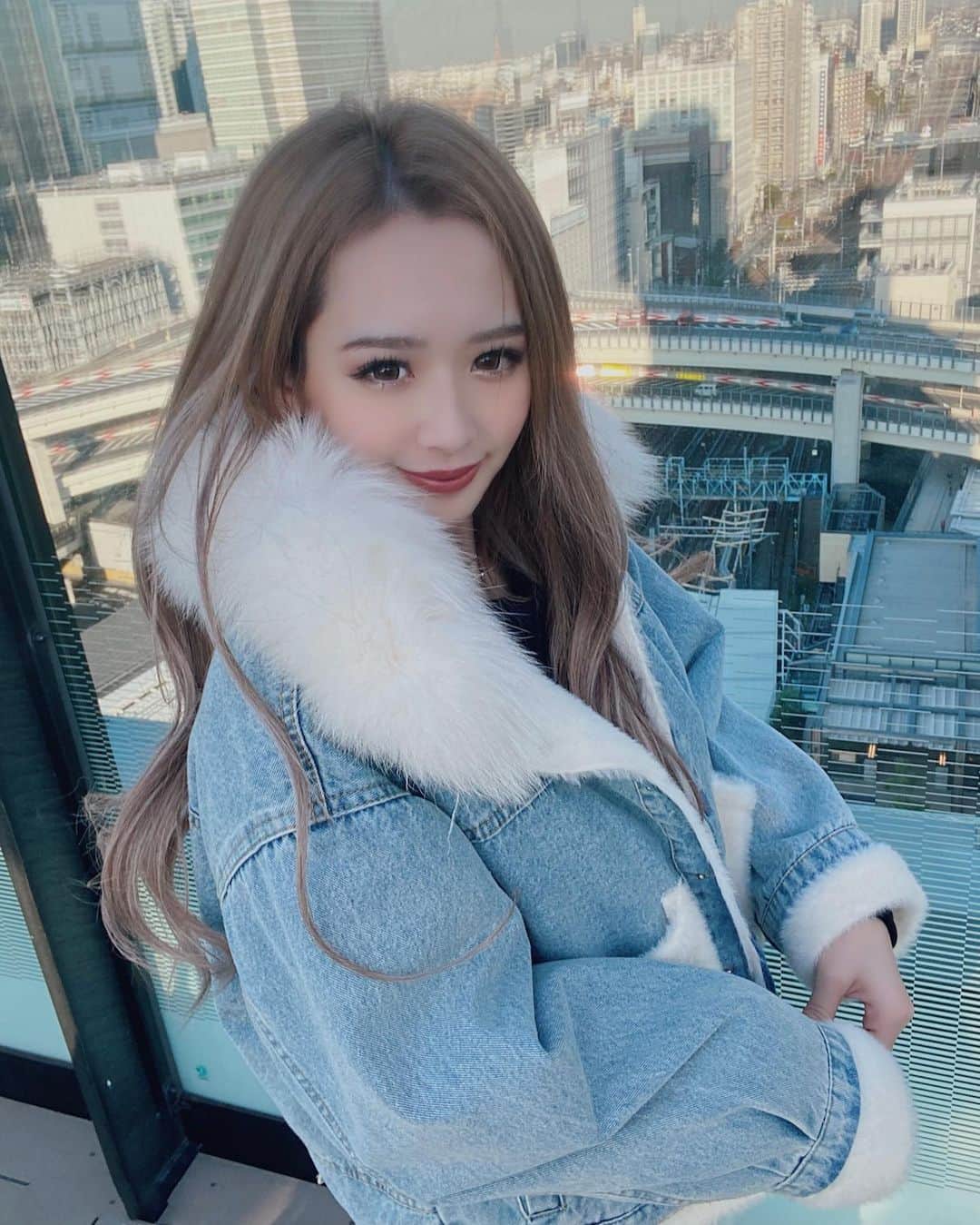 田村月光（ツッキー）のインスタグラム：「. Today's Me 🤍 ・ ・ ・ 去年買ったアウター今年大活躍しそうだ💋 ・ ・ macのクリスマスコフレ買おうと思うんだけど、みんなのオススメある〜?🤔 ・ 教えて〜❕‪‪❤︎‬ ・ ・ ・ 今日 @vered.official 新作出るよ〜💋💋 ・ ・ #ツキクローゼット」