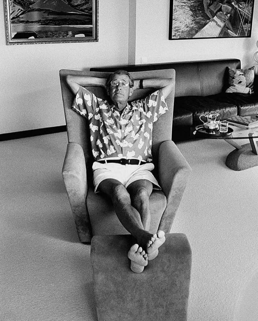 Meganさんのインスタグラム写真 - (MeganInstagram)「Feet up with Helmut ✨ #helmutnewton」11月13日 18時08分 - zanzan_domus