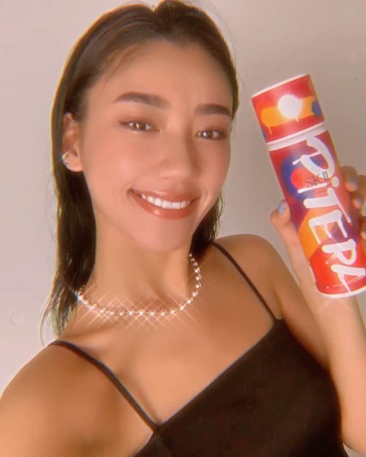 松本優のインスタグラム：「. . SK-IIからのスペシャルギフト🎁🥺 フェイシャル トリートメント エッセンスからクリスマスコフレが✨✨ これからの季節🎄クリスマスに自分へのご褒美におすすめです🦋🦋 . ピテラが配合されているこの化粧水は肌がふっくらして、透明感がアップ、これからもずっと続けていきたい愛用品です❤️ . 本限定デザインボトルには、日本の伝統の風呂敷とストリートアートが融合した“FUROSHIKI”がセット🔥🔥結び方を工夫するだけで、ボトルをラッピングしたり、バッグのアクセントなどなど、1枚で楽しめる可愛いFUROSHIKIをゲットしてね🎁✨ .  #skii#クリスマスコフレ#フェイシャルトリートメントエッセンス #partnershipwithsk2#ピテラストリートアート#ピテラエッセンス」