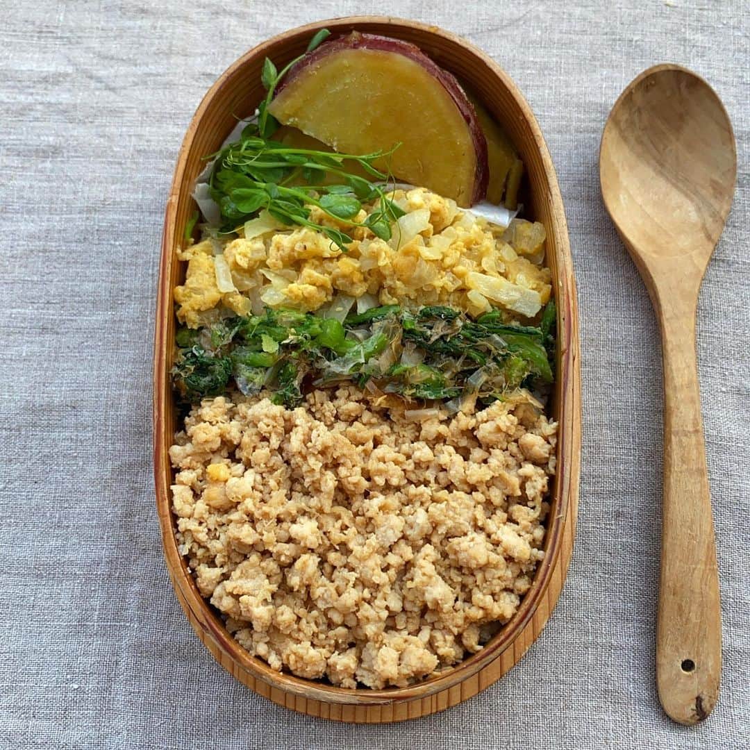 aomojiさんのインスタグラム写真 - (aomojiInstagram)「今日のお弁当  そぼろ弁当 鶏胸肉そぼろ 春菊のお浸しおかか和え 玉ねぎ入り炒り卵 さつま芋煮  2020.11.13晴れ☀️曇り☁️  #お弁当#大人弁当#そぼろ弁当 #夫婦弁当#わっぱ弁当 #日々のこと #obento #japanesefood #foodstagram ＃家庭料理#cooking #onthetable #aomojibento」11月13日 18時03分 - aomoji
