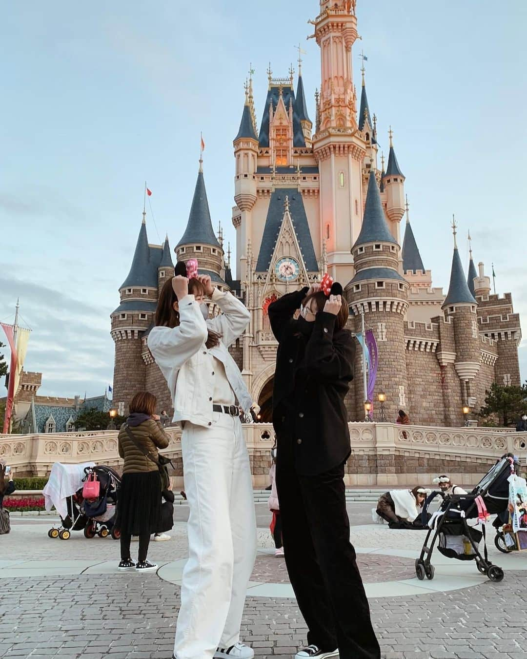 野村明日香さんのインスタグラム写真 - (野村明日香Instagram)「Disney🐭🌹’﻿ ﻿ 新エリアの美女と野獣💛﻿ もちろんシンデレラ城も👉🏻﻿ ﻿ ホワイト&ブラックこーで🕊﻿ ﻿ ﻿ #東京ディズニーリゾート #ディズニーリゾート #東京ディズニーランド #ディズニー #ディズニーランド #美女と野獣 #新エリア #ディズニーコーデ #オールブラック #オールホワイト #ブラックコーデ #ホワイトコーデ #シンデレラ城 #夢の国 #美女と野獣エリア #白黒コーデ #おそろコーデ  #オソロコーデ  #双子コーデ #双子コーデディズニー #東京 #千葉 #舞浜 ＃高身長コーデ #高身長女子」11月13日 18時18分 - asu__ka26