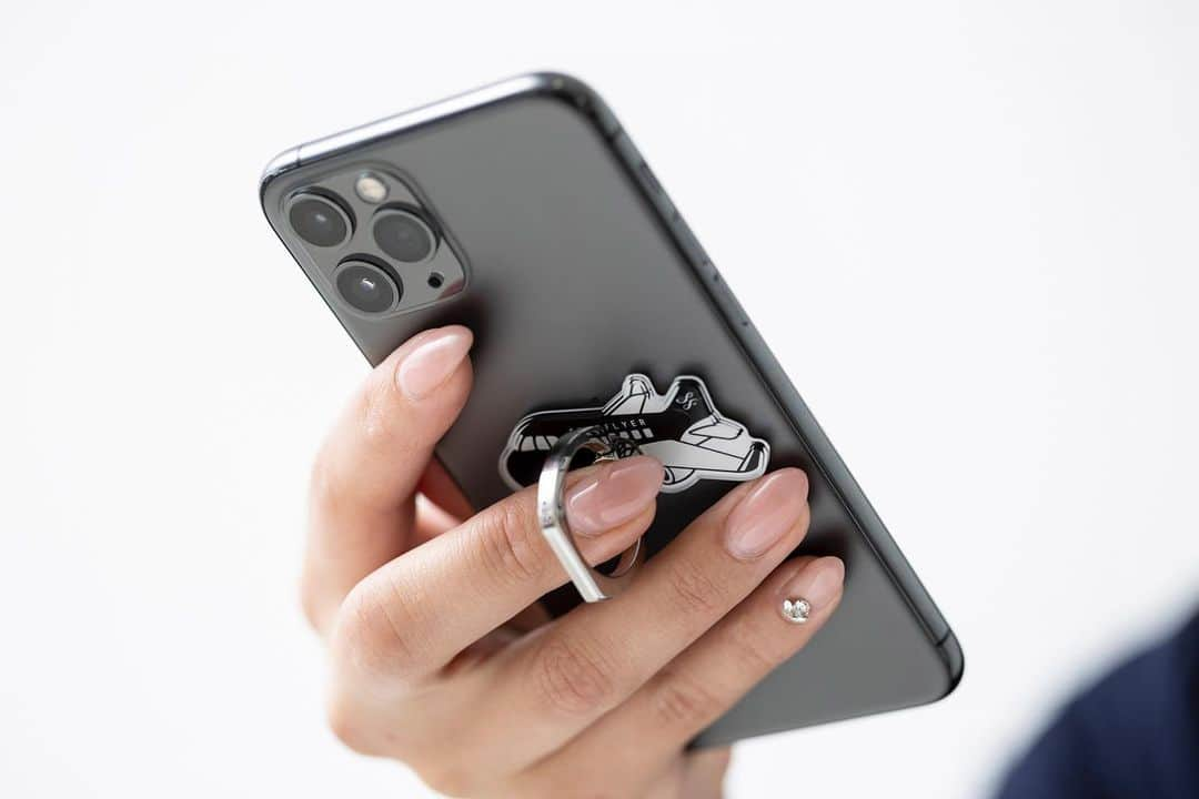 スターフライヤーさんのインスタグラム写真 - (スターフライヤーInstagram)「【オンラインショップの人気商品ご紹介✨】﻿ ﻿ Smartphone ring　スマートフォンリング﻿ ﻿ スターフライヤーの飛行機がスマホリングに✈️﻿ リングに指を通して持ちやすくするだけでなく、﻿ 簡易スタンドとしてもご利用いただけます👍﻿ ﻿ スマートフォンリング:¥800（税込）﻿ ﻿ ﻿ 詳しくはプロフィールのURLをチェック✔︎﻿ ﻿ ﻿ ﻿ #スターフライヤー﻿ #星悅航空﻿ #STARFLYER﻿ #オンラインショップ﻿ #オンラインショップで販売中﻿ #スマホリング﻿ #スタフラグッズ﻿ #エアライングッズ #スマートフォンリング」11月13日 18時11分 - starflyerjapan