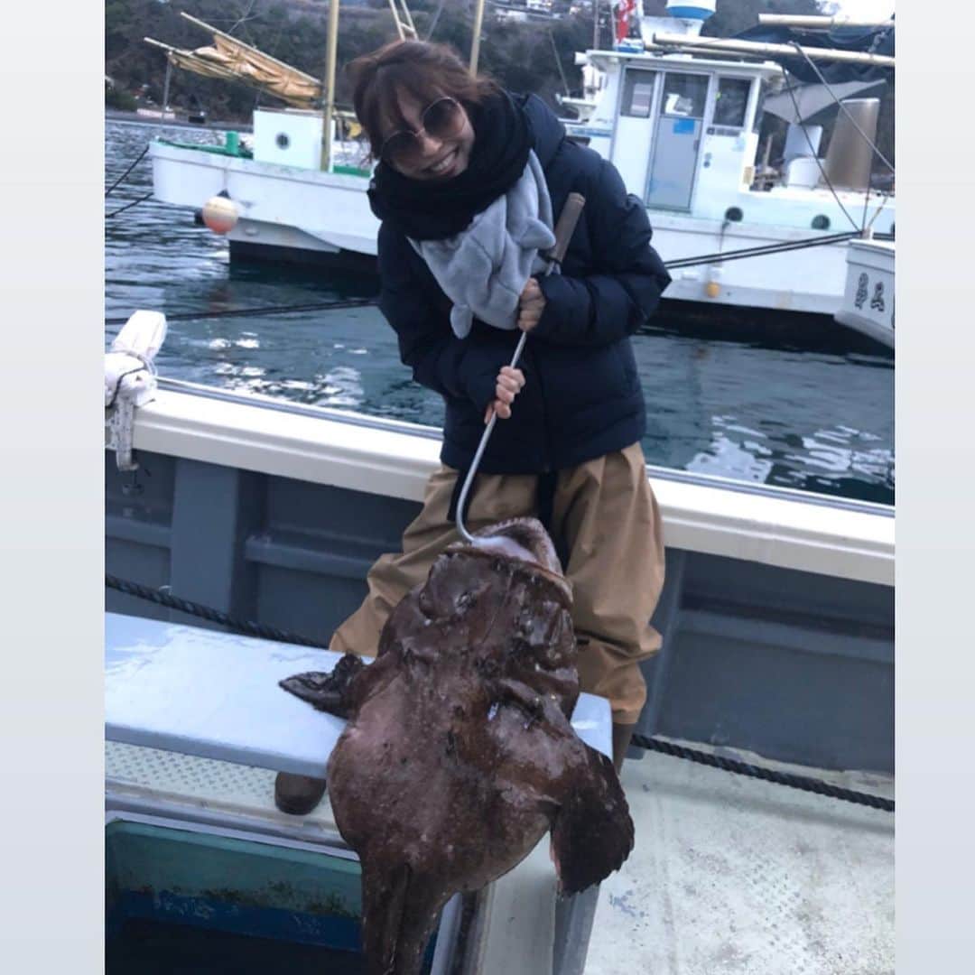 のインスタグラム：「今年はじめの写真📷 こちらのアンコウ、鍋にしましたよん😋 #たかし君のお父さんからの#プレゼント#🎁  #アンコウ#佐々木主浩 #insta#フォローお願いします  #🙏 #instagood #真鶴  @sasakikazuhirotsuri」