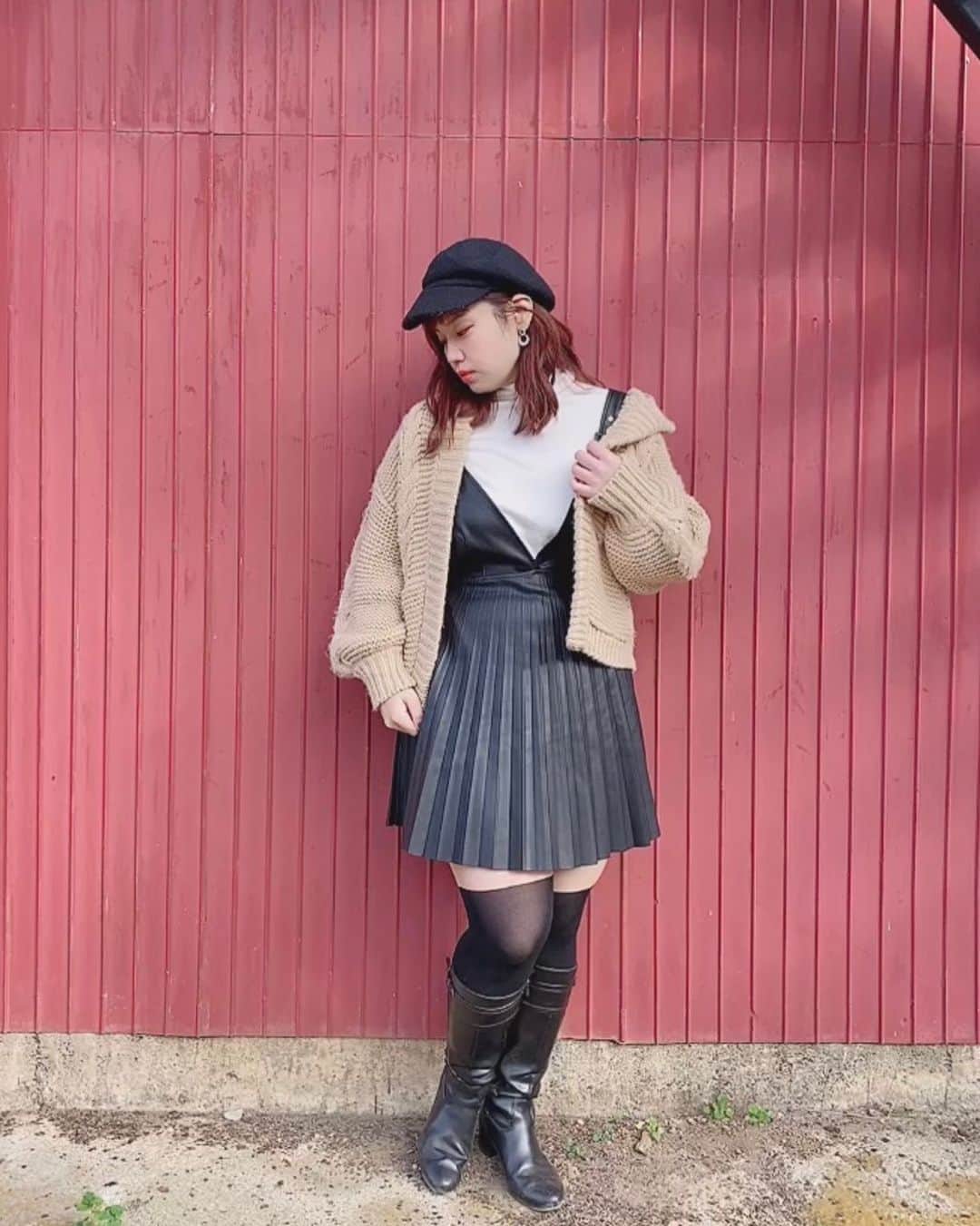 のインスタグラム：「. . 昨日のコーデ . ZARAのレザー風ワンピは やっとGETできたの！ 再入荷待ってて良かった😍 . カーディガンを合わせる事で 可愛さをプラスしてみました！ . 後たけがちょい短めだったから フェイクニーハイとロングブーツを♡ 👆の合わせこの頃めっちゃ多様してる‼︎ . . knit:#lowrysfarm  Tops:#uniqlo  Dress:#zara Boots:#lafarfashoes  . . #レザーコーデ」
