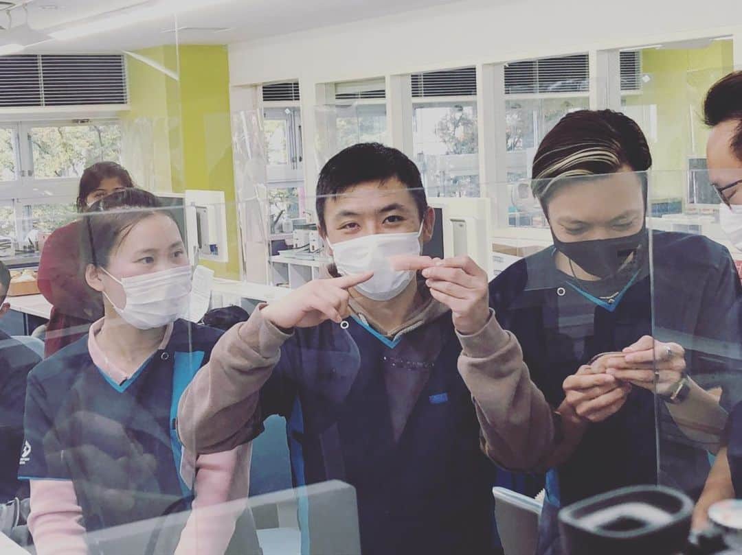 新東京歯科技工士学校さんのインスタグラム写真 - (新東京歯科技工士学校Instagram)「エピテーゼって知ってますか？  手や耳などがない人のために、本物そっくりに作った人工物のことです。  このエピテーゼ製作を、なんと歯科技工士の方がされているんだとか✨✨  メディカルラボK様の萩原先生が、エピテーゼ製作についてご紹介下さいました！！  「笑顔をつくる」歯科技工士の仕事の可能性に、わくわくしますね👀💕  #メディカルラボk #新東京 #笑顔をつくる学校 #歯科技工士」11月13日 18時14分 - shintokyodental