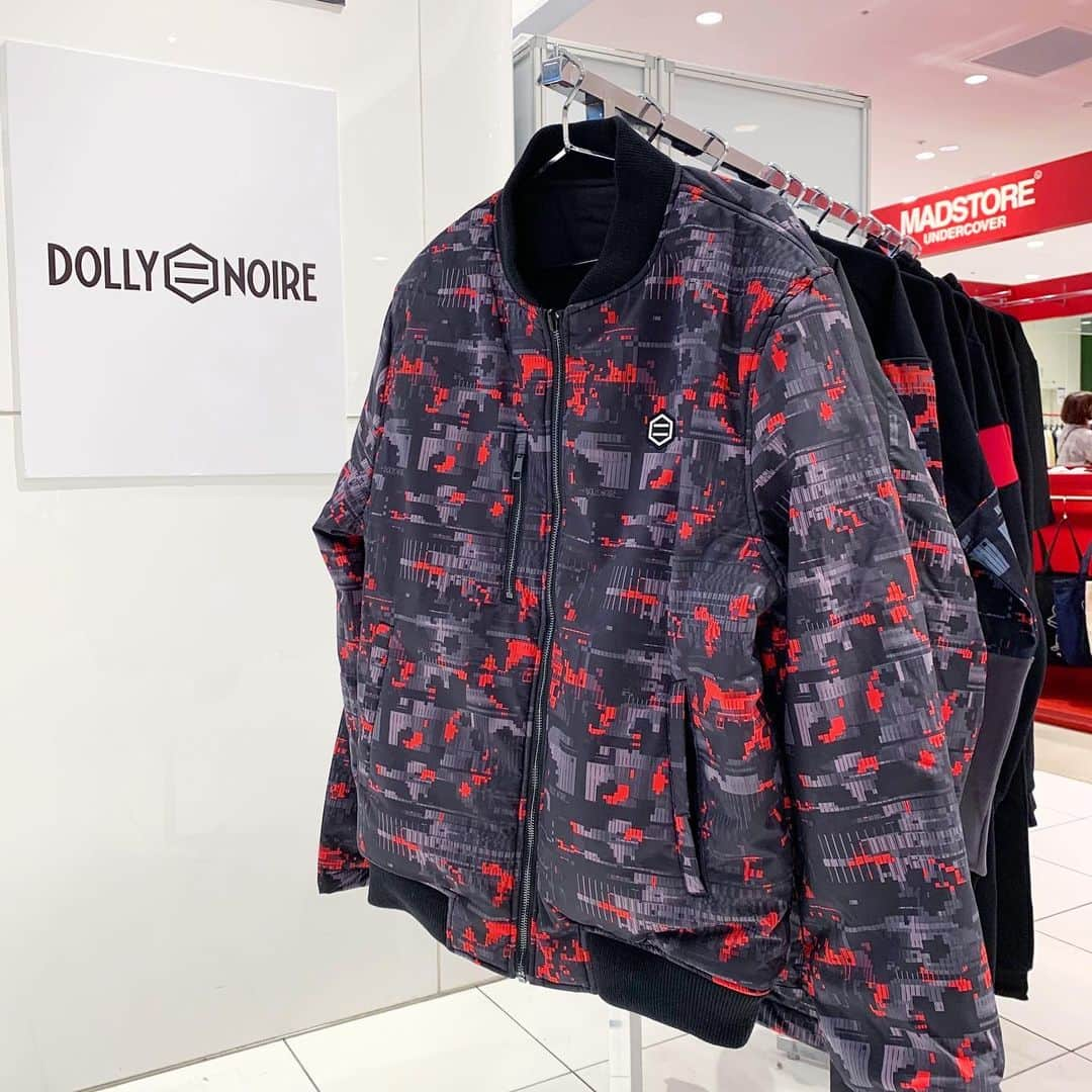 名古屋パルコさんのインスタグラム写真 - (名古屋パルコInstagram)「【LIMITED SHOP】「DOLLY NOIRE」期間限定オープン！﻿  ﻿ ・DOLLY NOIRE﻿ ”STAY BRAVE - 勇敢であれ”をスローガンに、唯一無二の個性を世界に広げることをフォロソフィーとして2004年にイタリアで誕生。﻿ 現在イタリア国内では300店舗で取り扱われ、イタリアストリートシーンを名実ともに牽引する。﻿ 日本でもアスリート、アーティストのサポートに力を入れ、ストリートカルチャーを積極的にサポートしている。﻿ ﻿ ・OLI﻿ 2014年よりゲストの前で即興でアートを作り出すライブペイントを始める。﻿ アートディレクターとしてファッション、映像、クラブシーンなどでアートイベントの企画や運営を行いながらミュージシャンとのコラボレーションなど様々な場所でアートの活動の幅を広げている。﻿ 薔薇や人物、動物などのモチーフに字体を組み合わせた独自の世界観は、力強さや華やかさ、そして発せられるエネルギーは見る者に何かを問いかける。﻿  ﻿  ﻿ 期間：11/13(金)～11/23(月祝)﻿ 場所：西館1F 特設会場﻿  ﻿  ﻿ #DOLLYNOIRE #ドリーノアール #名古屋パルコ #名古屋PARCO #nagoyaparco #名古屋 #nagoya #栄 #矢場町」11月13日 18時15分 - parco_nagoya_official