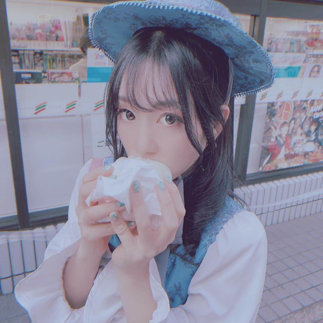 桜雪さんのインスタグラム写真 - (桜雪Instagram)「今回はロリィタ意識のネイルにしてもらってます！  ロココ調でってオーダーしたら @na.na.na.na.naoya さんが あざとすぎず、品格あるネイルにしてくれました神。 ストーンも配置バラバラだし 実は単色じゃなくて空の模様になってるの(ロココ様式建築の天井的な)  #今月のネイル #ロリィタネイル #ロリータネイル #空ネイル #キラキラネイル #ジェルネイル #雲マーブル #雲ネイル #マーブルネイル」11月13日 18時15分 - yuki_12hsm