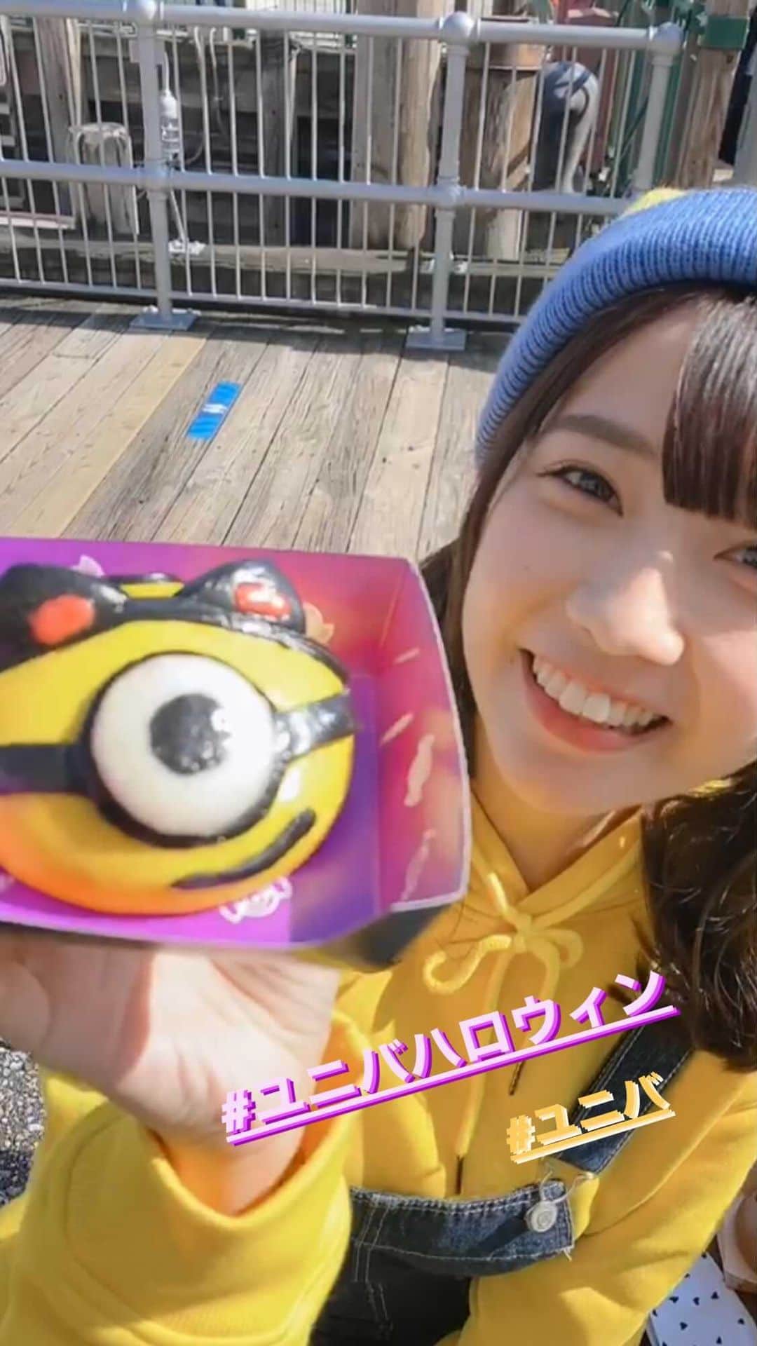 天羽希純のインスタグラム：「ユニバハロウィンたのしかった🥳  #ハロウィン #ユニバハロウィン #usjハロウィン #コスプレ #ミニオンコーデ #ミニオンネイル #cosplay #usj #usjコーデ #大阪旅行」